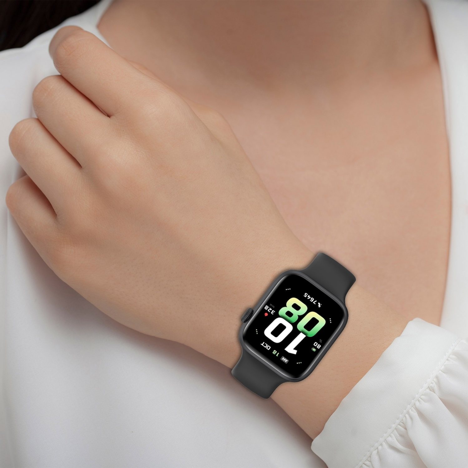 Das Handgelenk einer Person mit einer schwarzen Smartwatch, die Datum und Uhrzeit anzeigt.