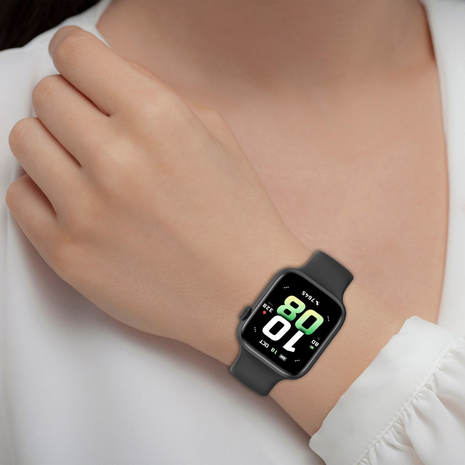 Das Handgelenk einer Person mit einer schwarzen Smartwatch. Die Uhr zeigt Datum und Uhrzeit.