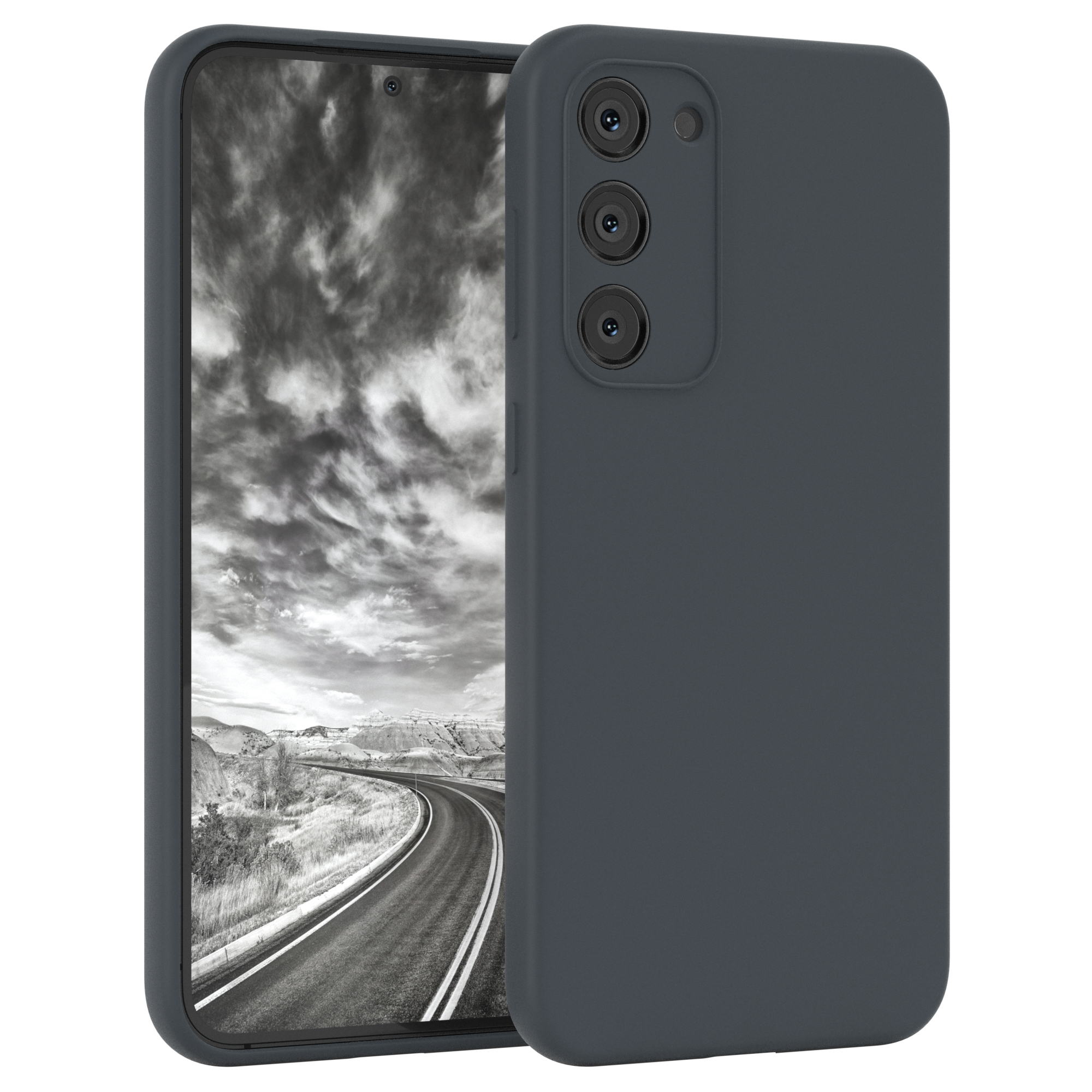 Dunkelgraues Telefon mit Hülle. Das Telefon hat drei Kameras. Der Hintergrund ist eine Landschaft.