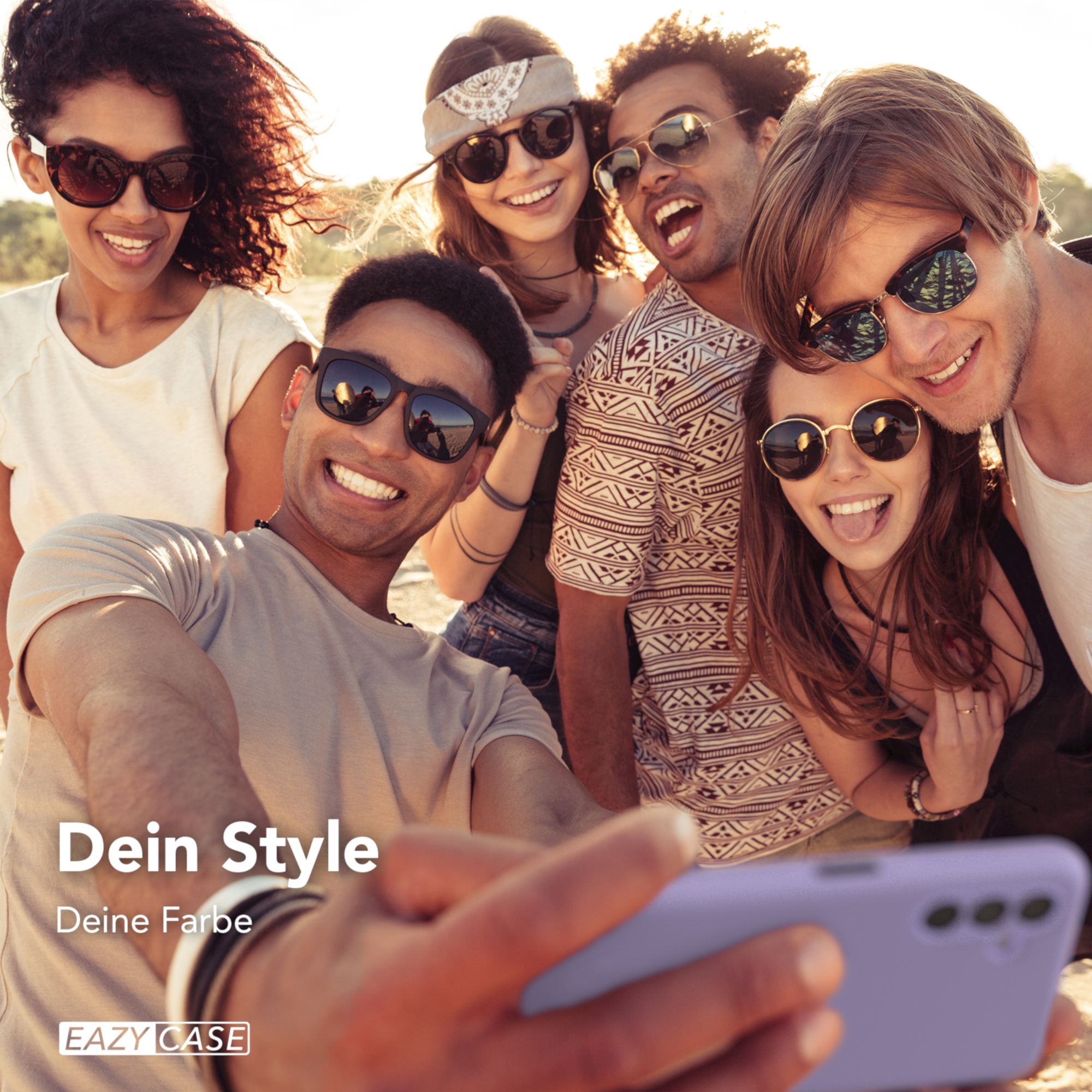 Freundesgruppe macht Selfie mit lila Handyhülle.