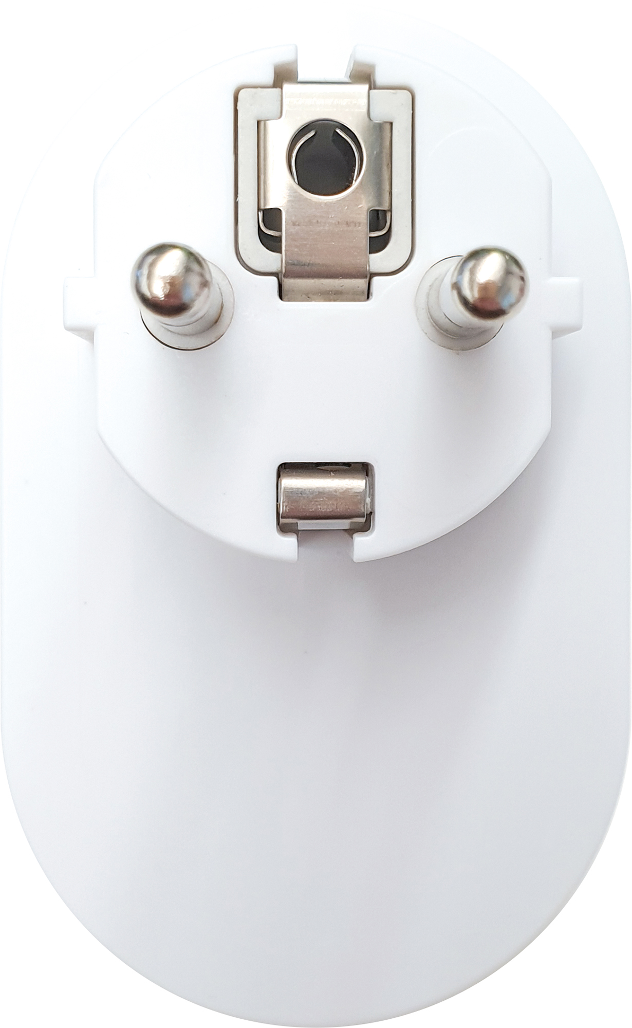 Ein weißer Netzstecker mit zwei Stiften und einem Erdungsstift, von hinten betrachtet.