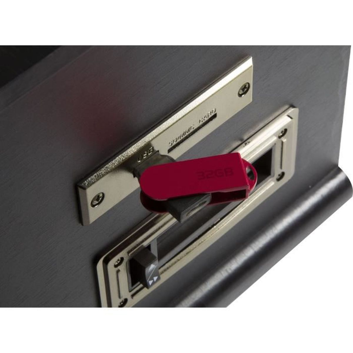 Una chiavetta USB rossa inserita in una porta USB in un dispositivo di legno grigio.