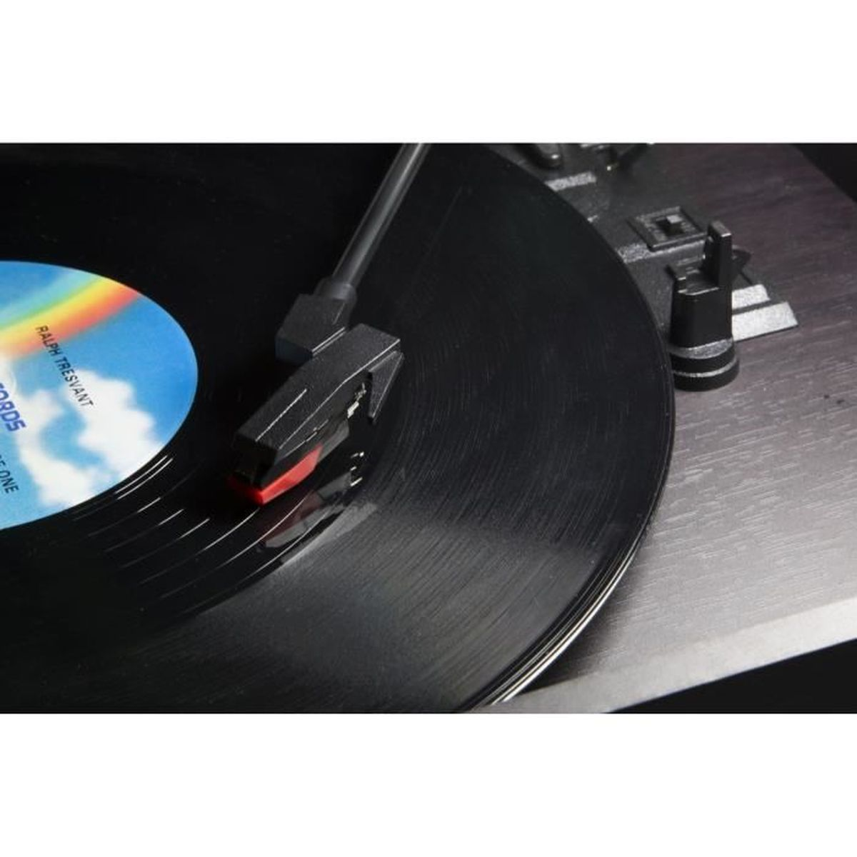Un disco su un giradischi, con un'etichetta blu e arcobaleno.
