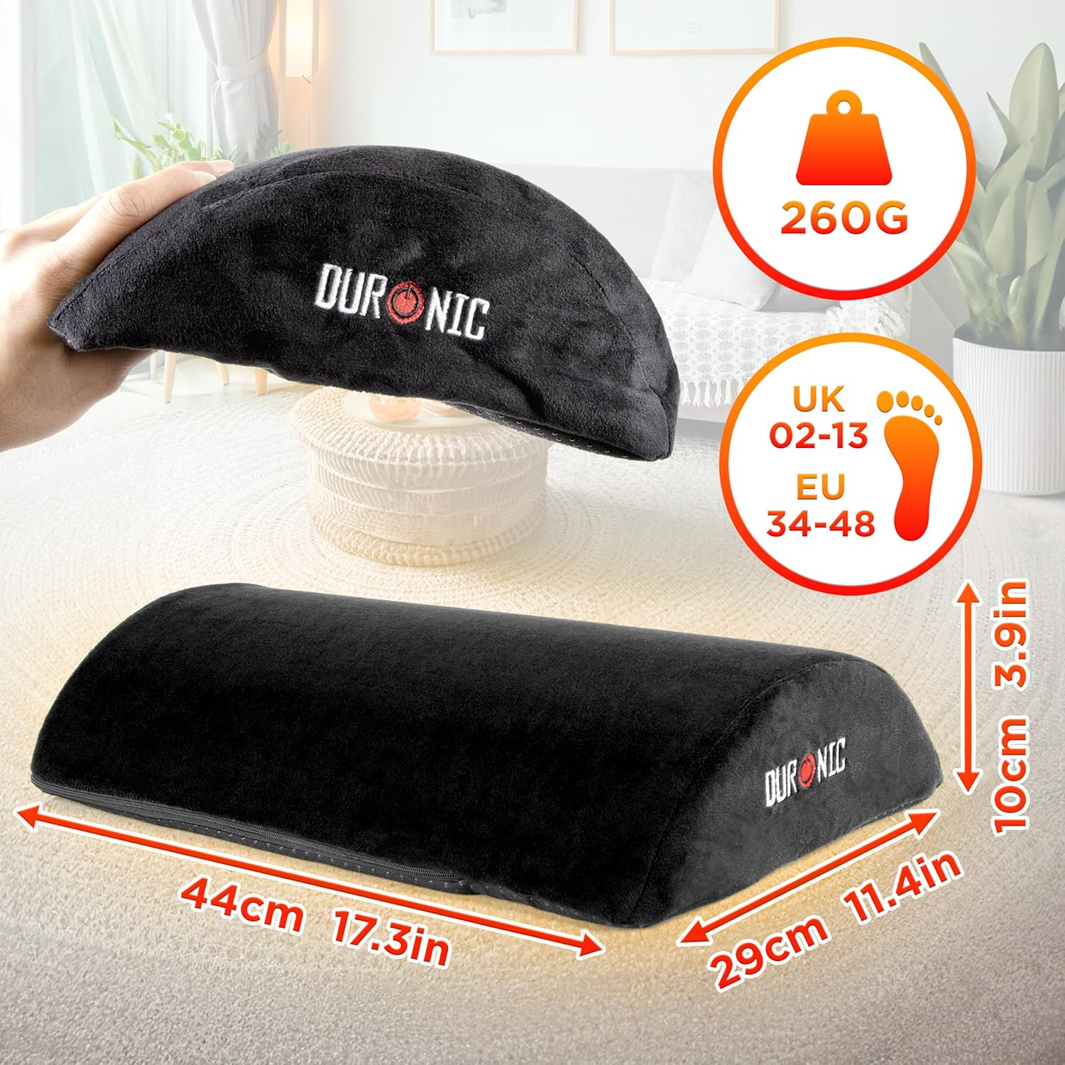 Zwei schwarze Nackenkissen, eines in der Hand, mit Größenangaben und Logo, auf hellem Hintergrund.