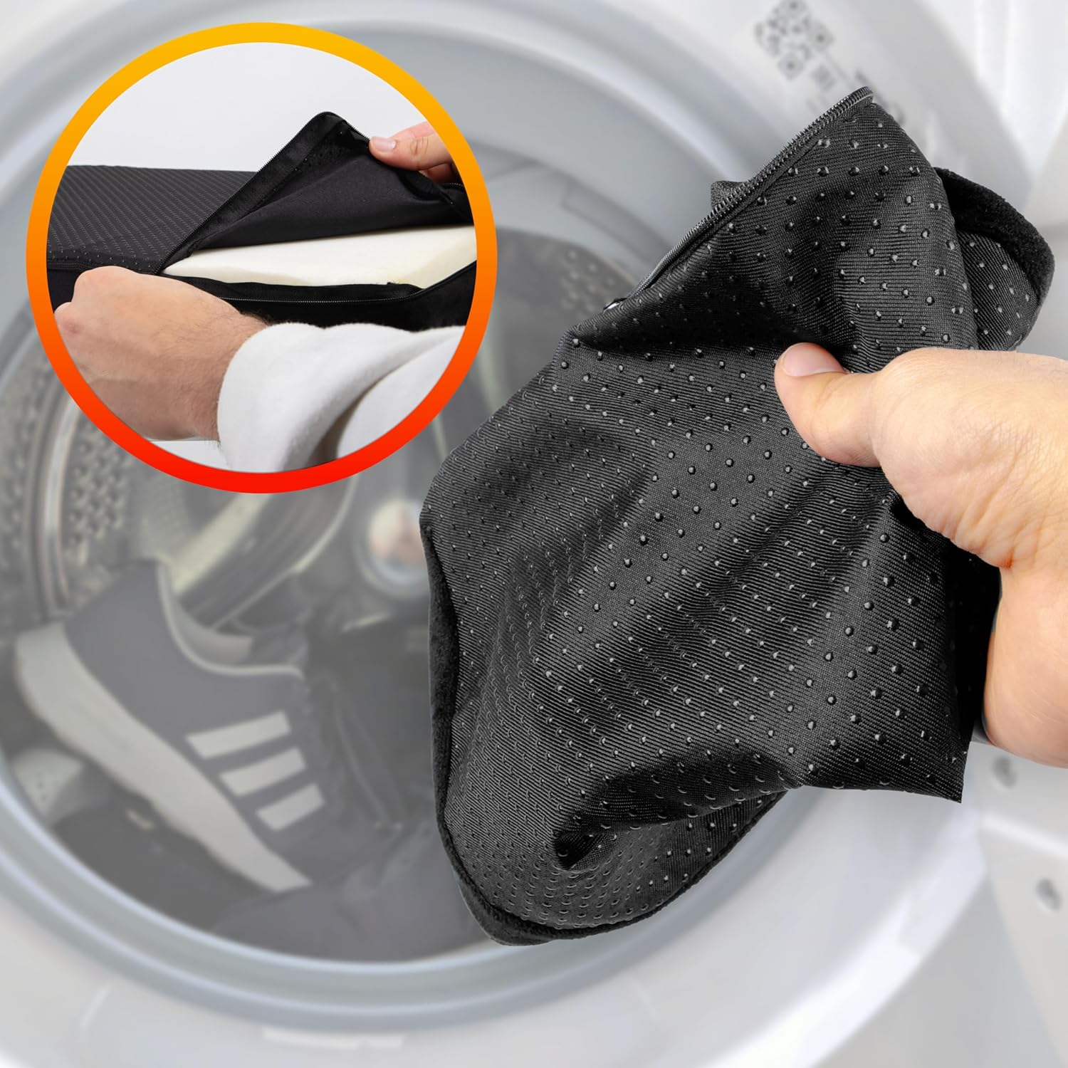 Hände, die einen schwarzen Beutel in eine Waschmaschine einlegen, Schaum sichtbar.