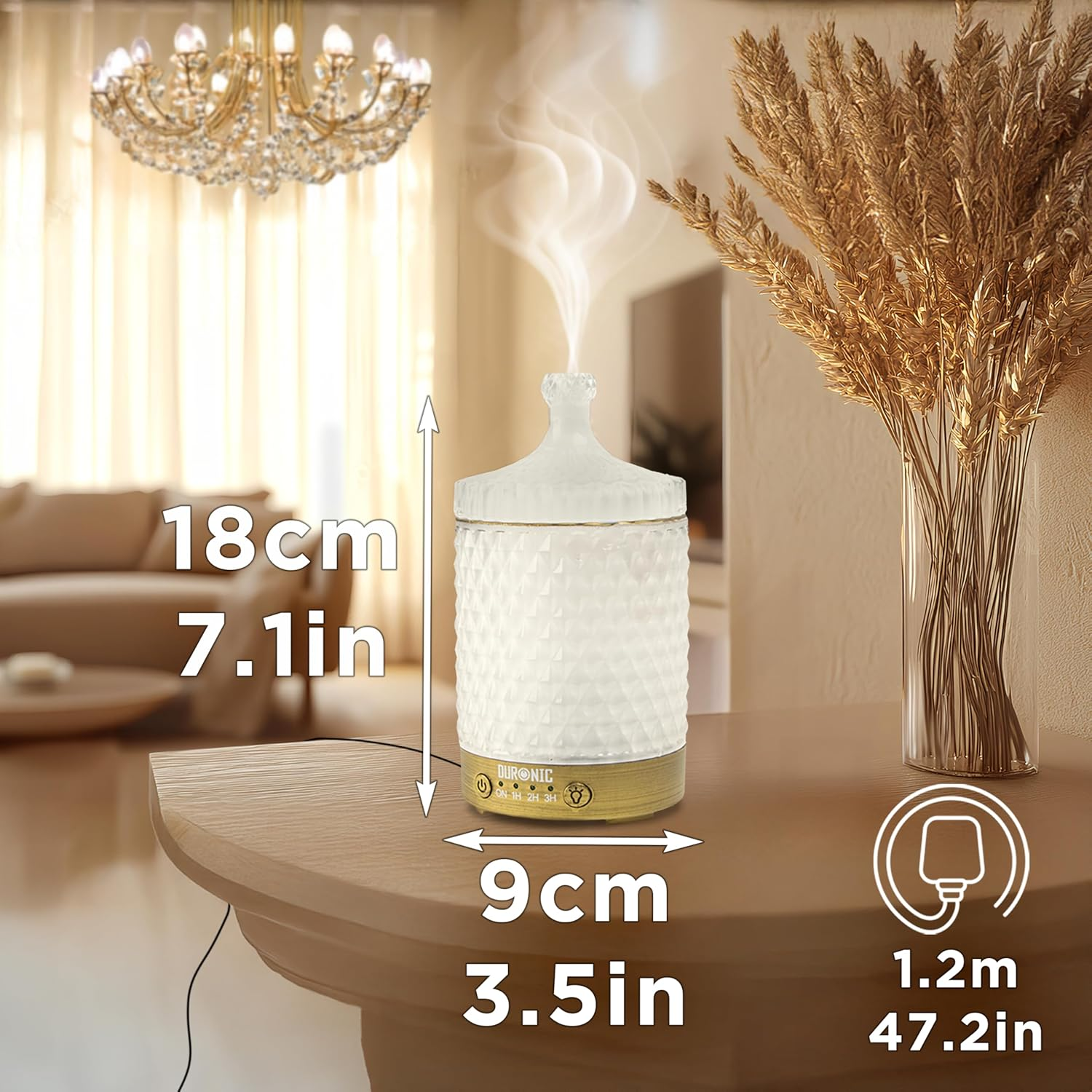 Weißer Aromadiffusor mit Maßen. Die Basis ist beige, und im Hintergrund befindet sich ein Kronleuchter.