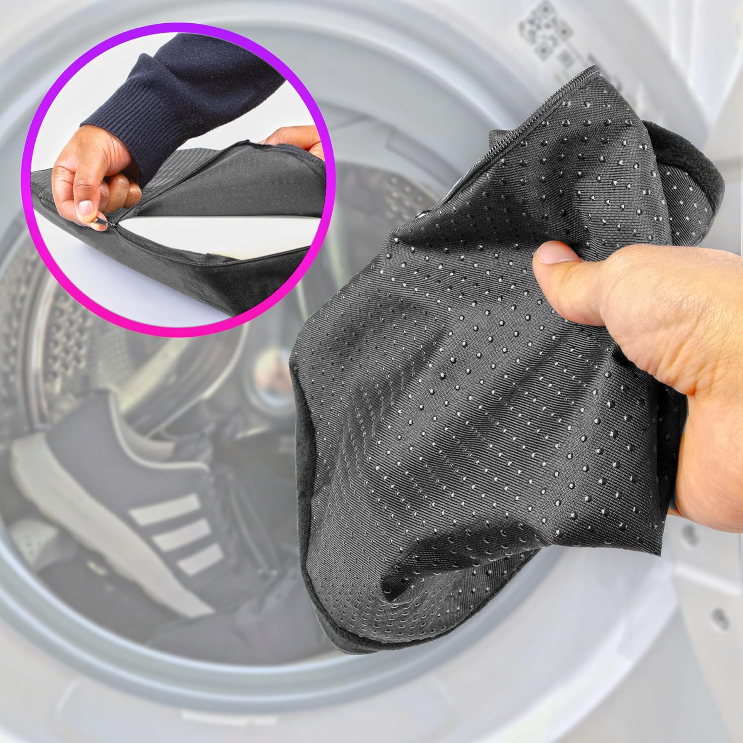 Eine Hand hält einen Schuheinsatz über einer Waschmaschine.
