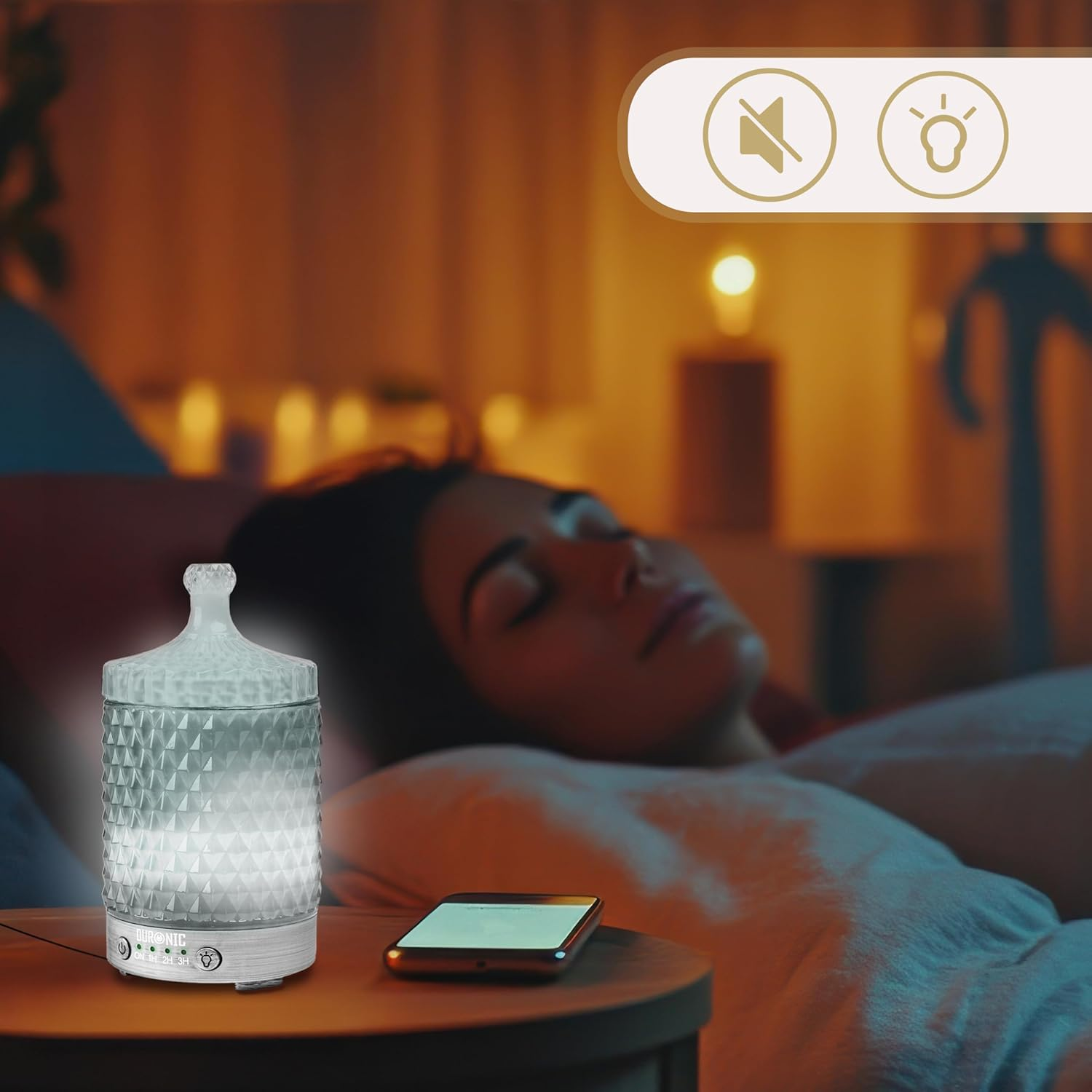 Eine Frau schläft neben einem Aromadiffusor. Der Diffusor leuchtet.