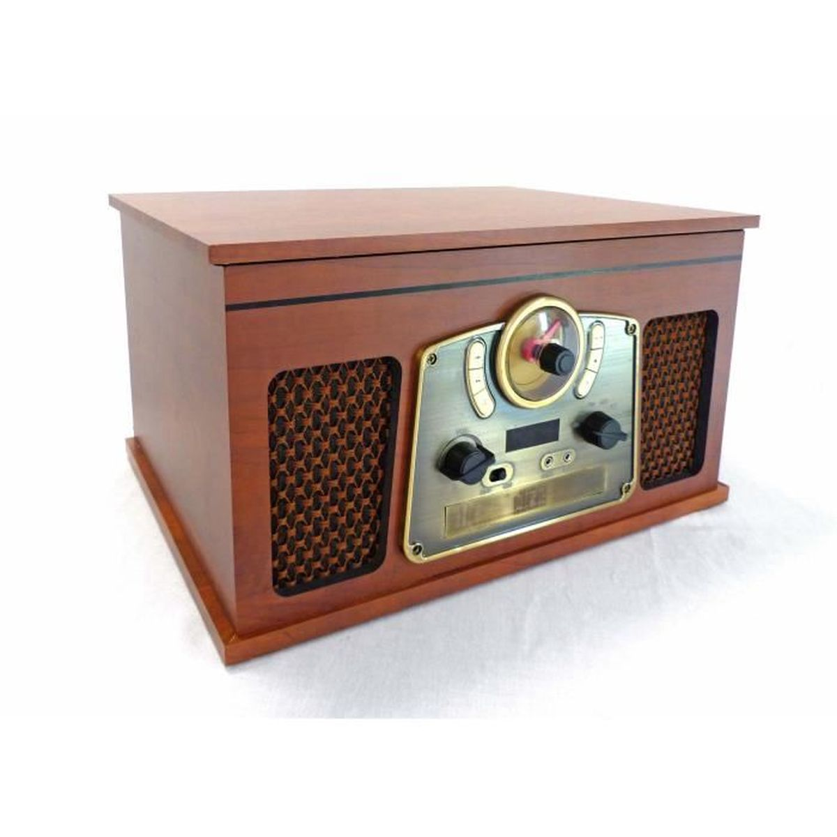 Radio in legno dal design vintage. Ha un pannello di controllo con quadranti e altoparlanti. Sfondo bianco.