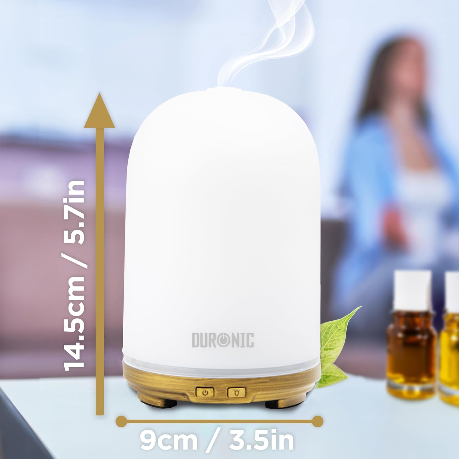 Ein ätherischer Öl Diffusor mit den Abmessungen 14,5 cm hoch und 9 cm breit.