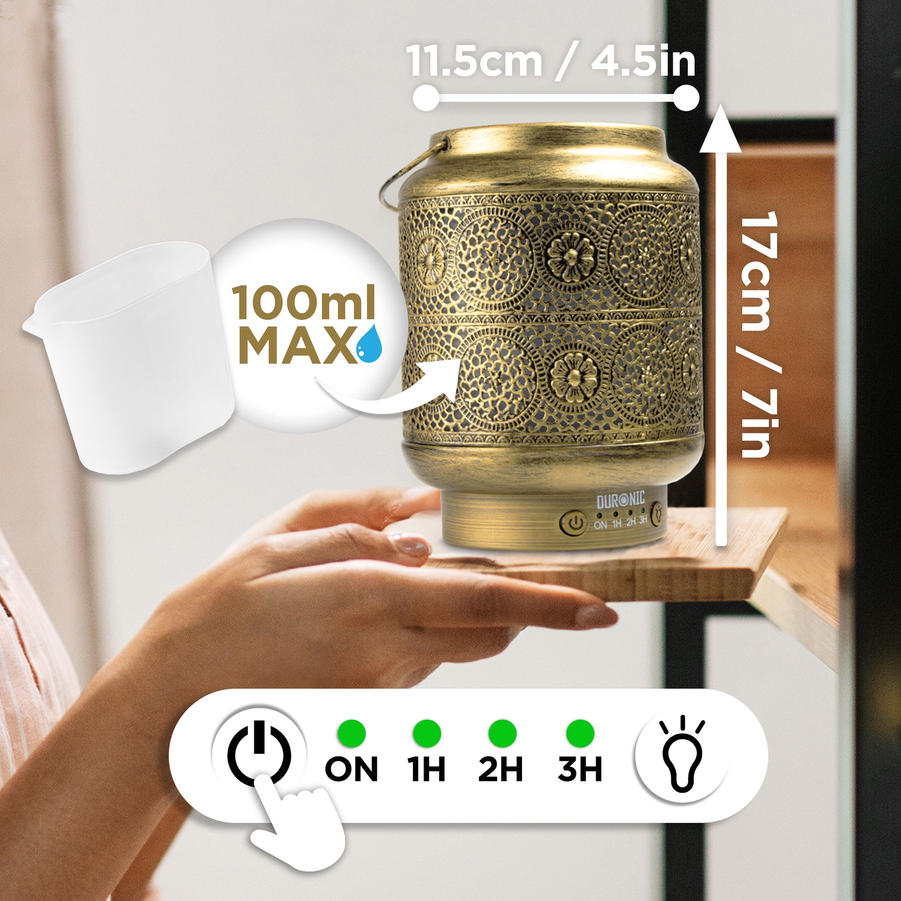 Eine Frau hält einen goldenen Aromadiffusor. Text zeigt Abmessungen und Bedienoptionen.