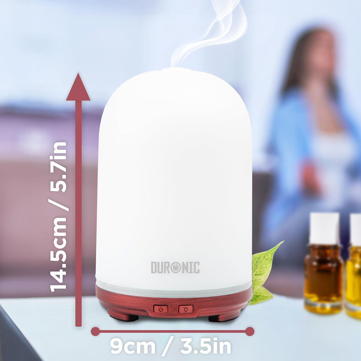Weiß-roter Aroma-Diffusor mit Maßen, mit Hintergrund einer Frau.