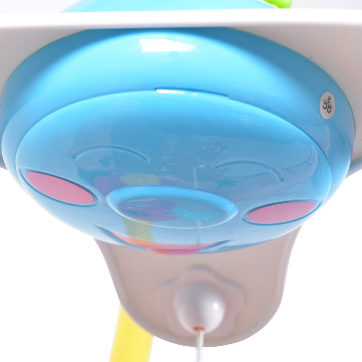 Baby-Mobile, blau mit lächelndem Gesicht, hängt an einem Rahmen.
