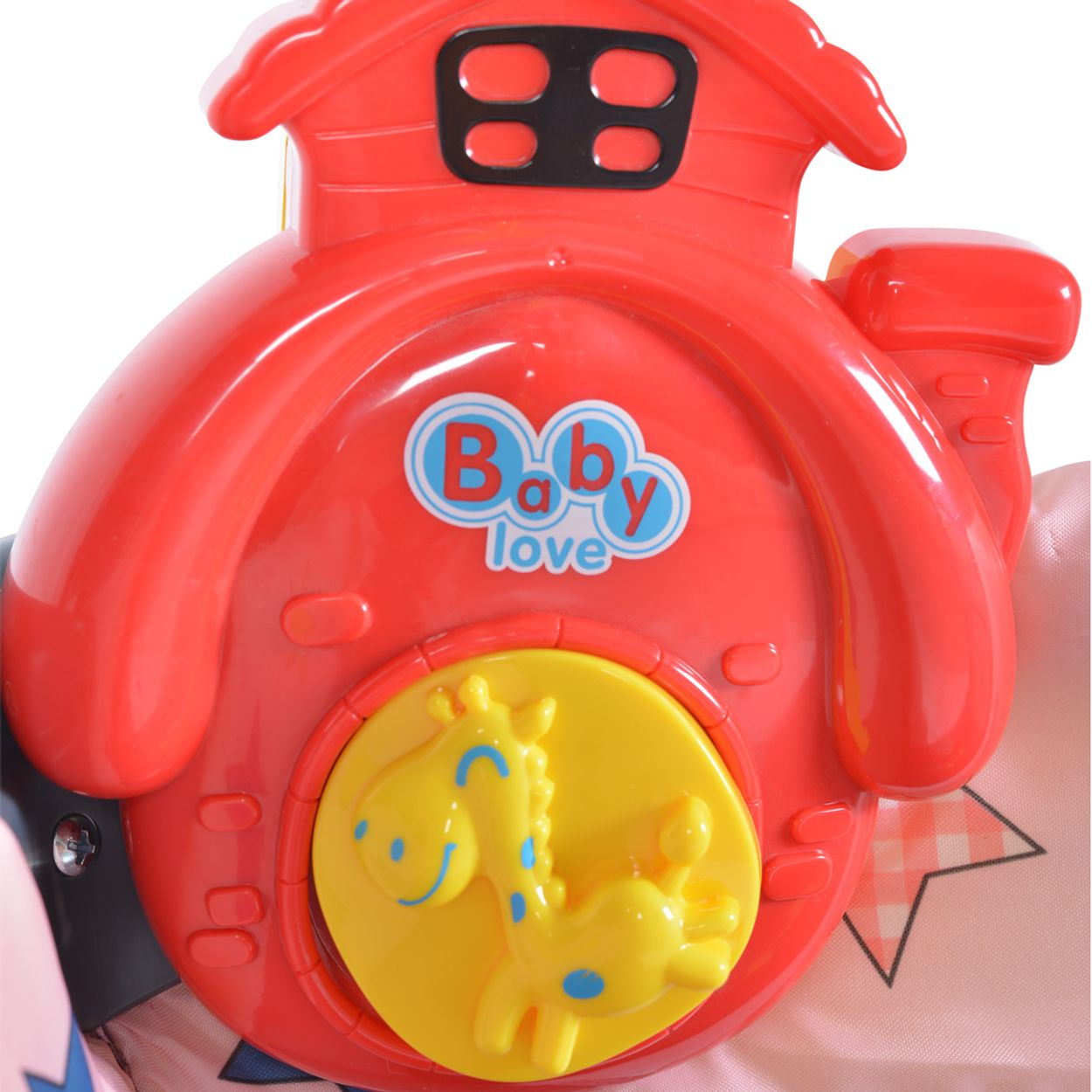 Ein rotes Babyspielzeug mit einem hausförmigen Oberteil und einer Giraffe auf einem gelben Kreis. Die Worte 'Baby love'.