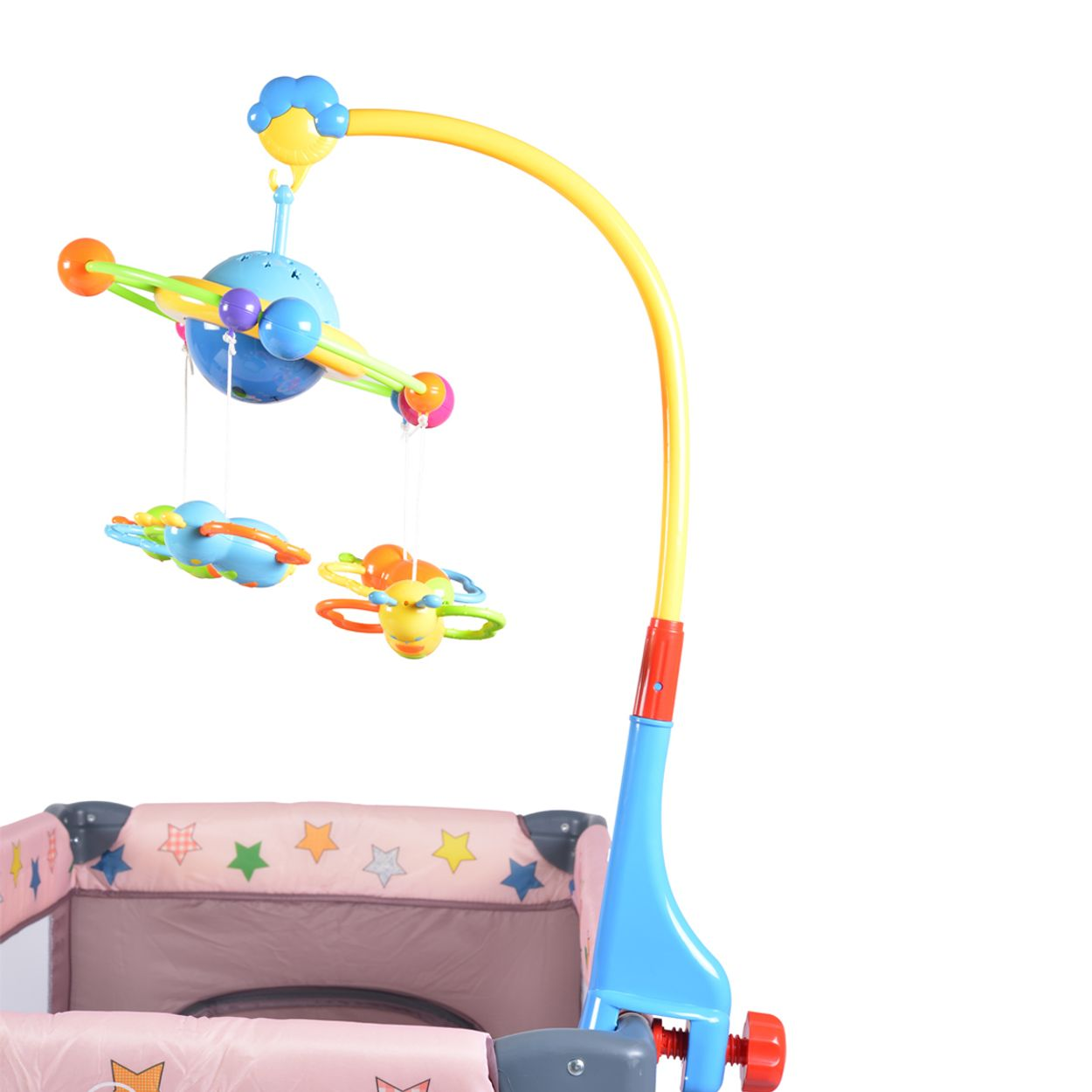 Babymobile über einem Kinderbett. Das Mobile hat einen blauen Planeten und bunte Figuren zum Aufhängen.