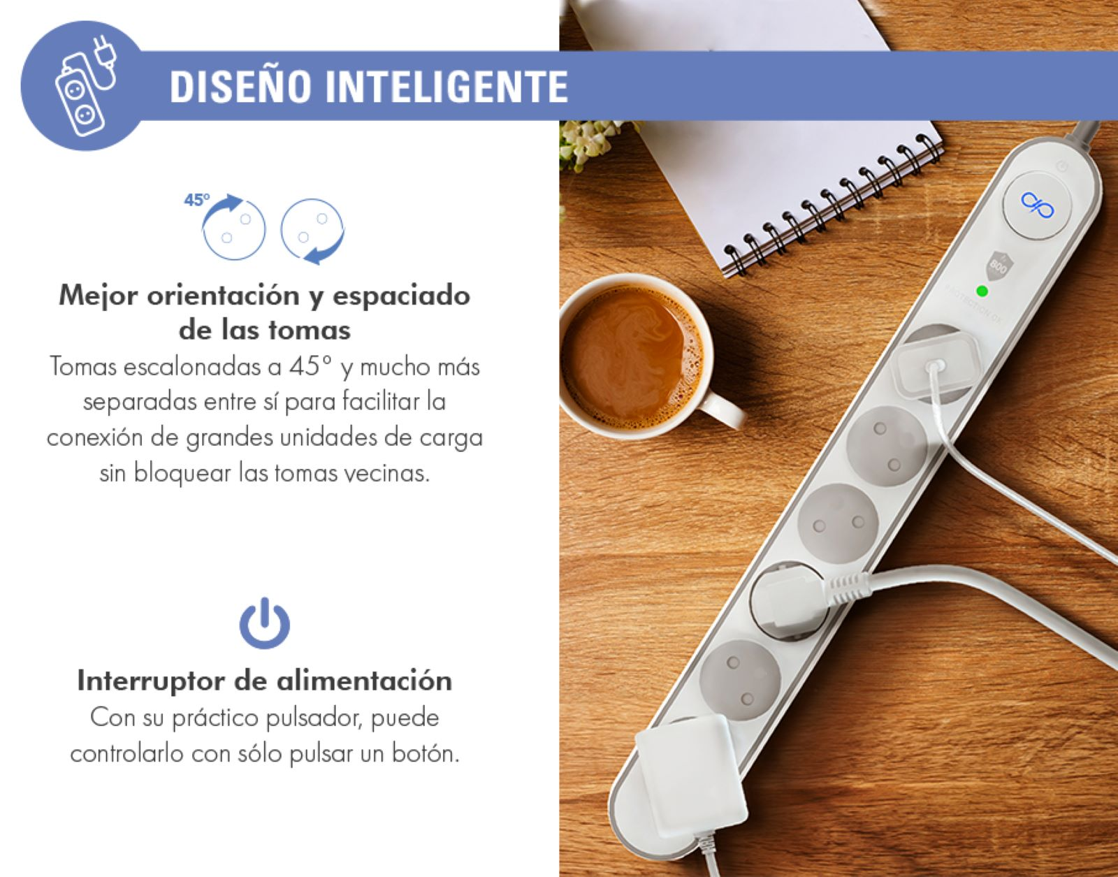 Regleta con enchufes, taza de café, cuaderno y bolígrafo sobre madera.