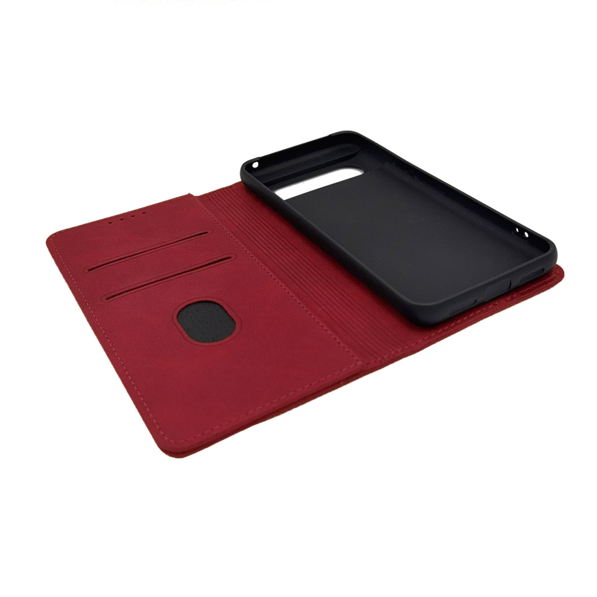 Rote Leder-Handyhülle mit einem schwarzen Telefon darin. Die Hülle ist geöffnet, die Innenseite ist sichtbar.
