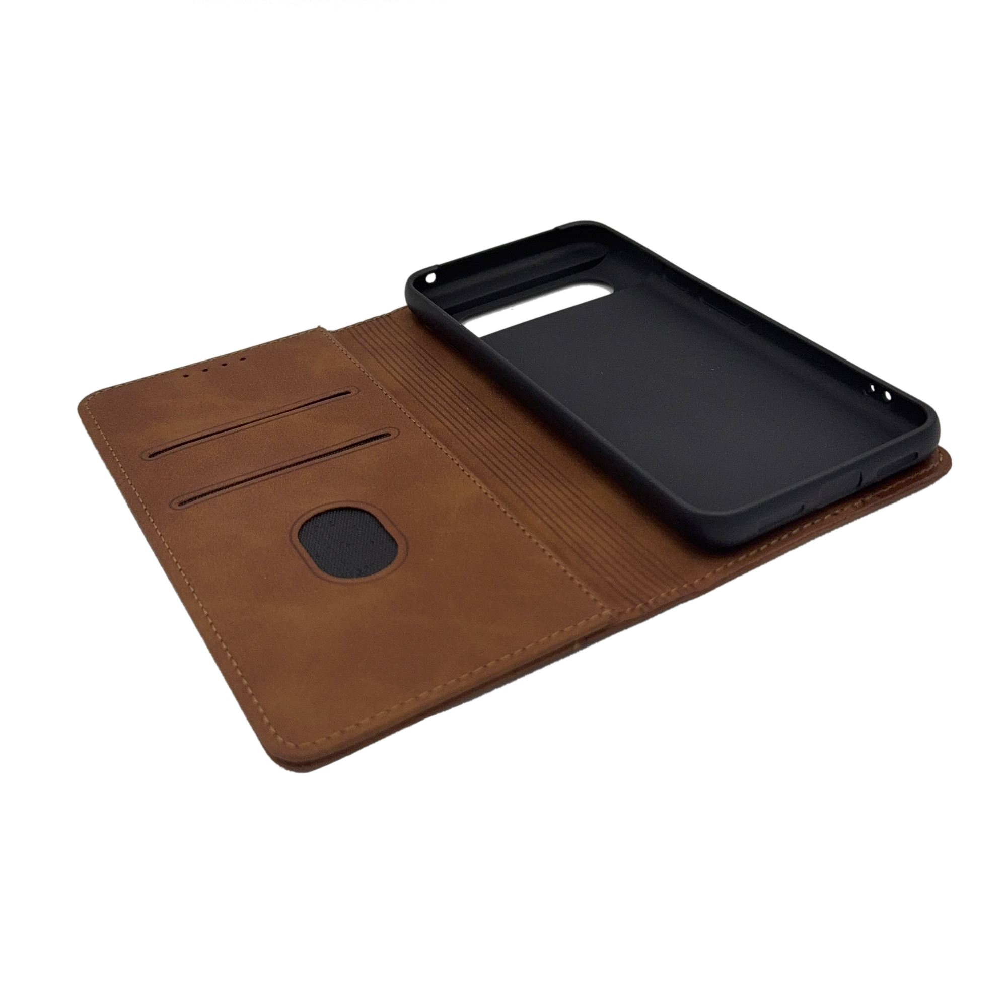 Geöffnete braune Leder-Handyhülle, mit Kartenfächern und schwarzem Telefonhalter.