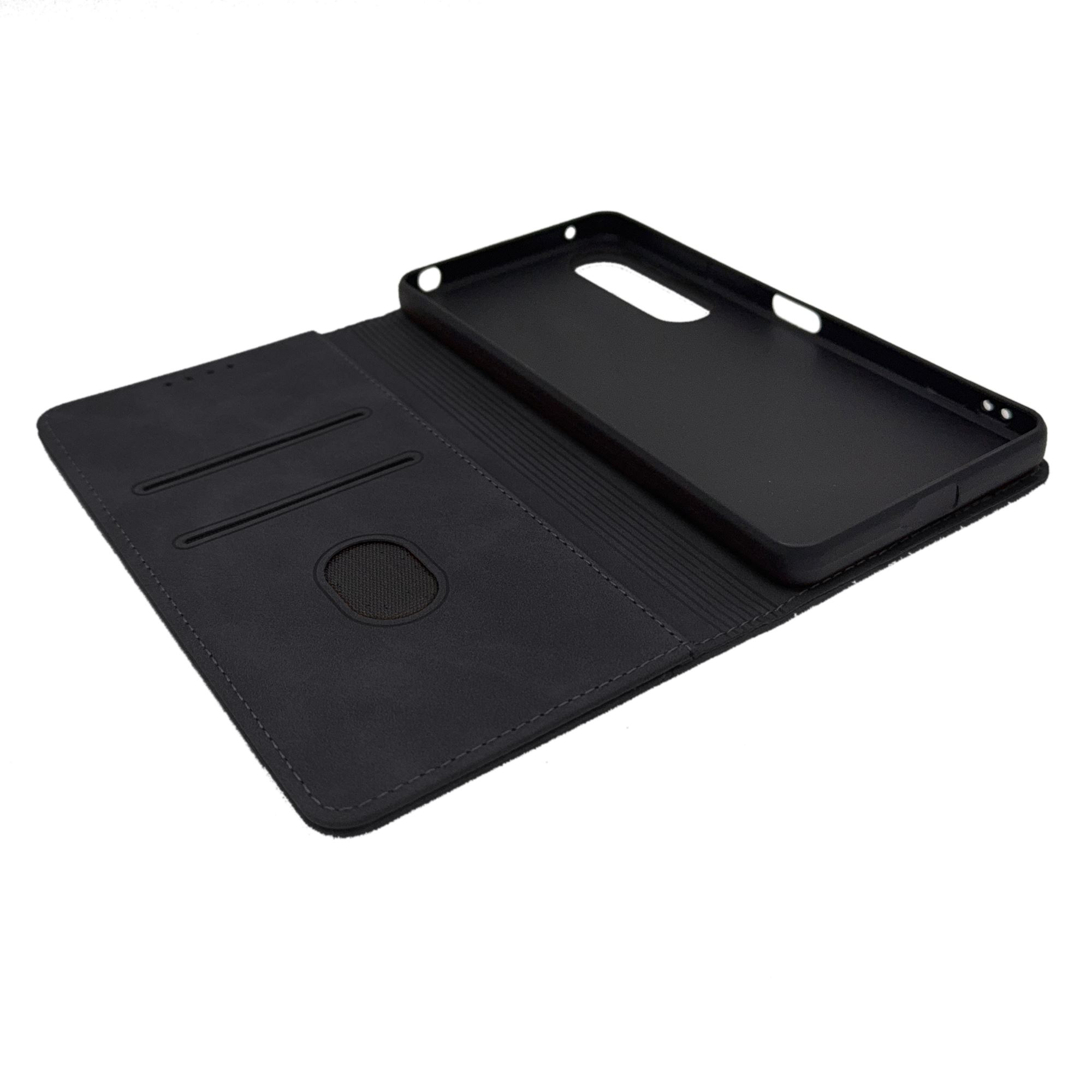 Schwarze Handyhülle offen, mit Kartenfächern und Telefonhalter. Weißer Hintergrund.