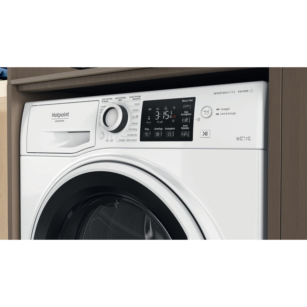 Una lavatrice bianca con pannello di controllo. Il marchio è Hotpoint Ariston.