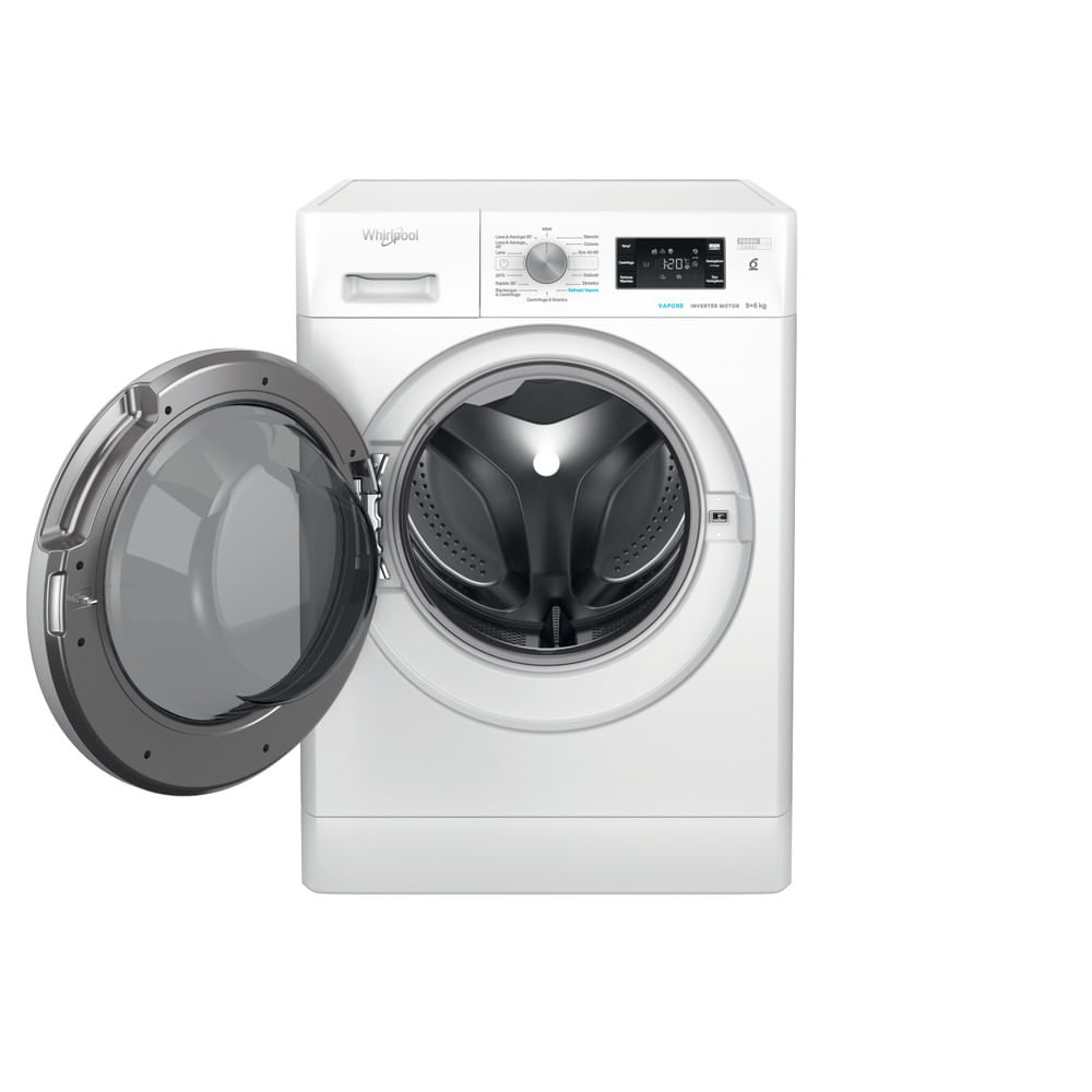 Una lavatrice Whirlpool bianca con la porta aperta. La macchina ha un display digitale e comandi.