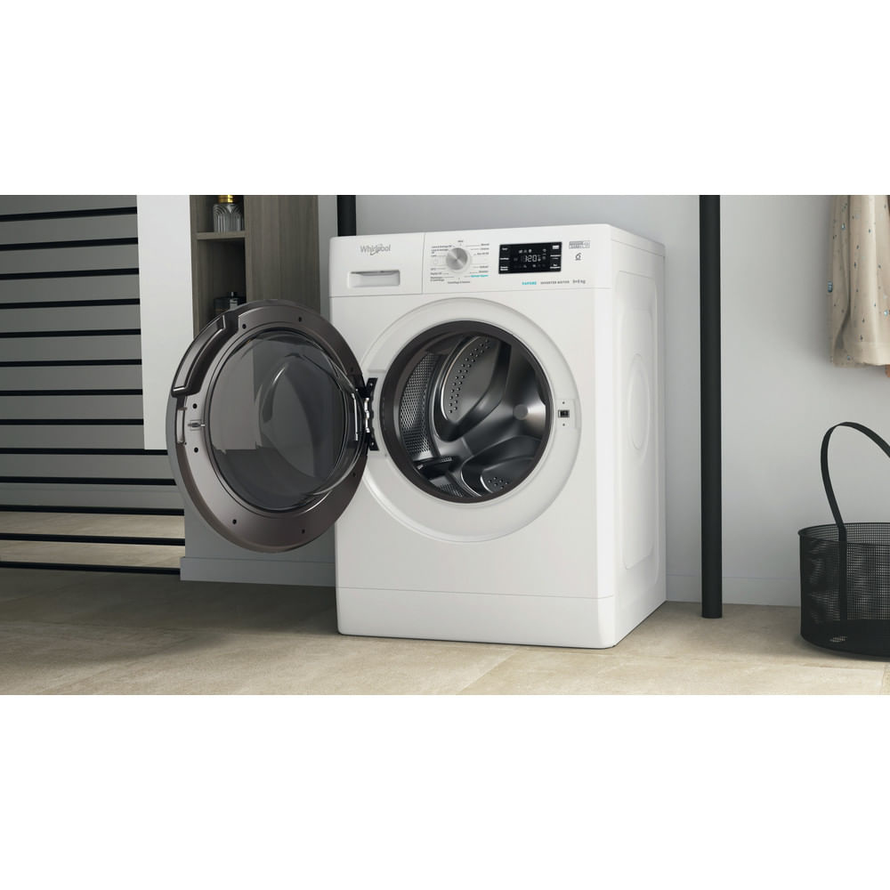 Lavatrice Whirlpool bianca con porta aperta, mostra il cestello. La macchina è su un pavimento piastrellato.