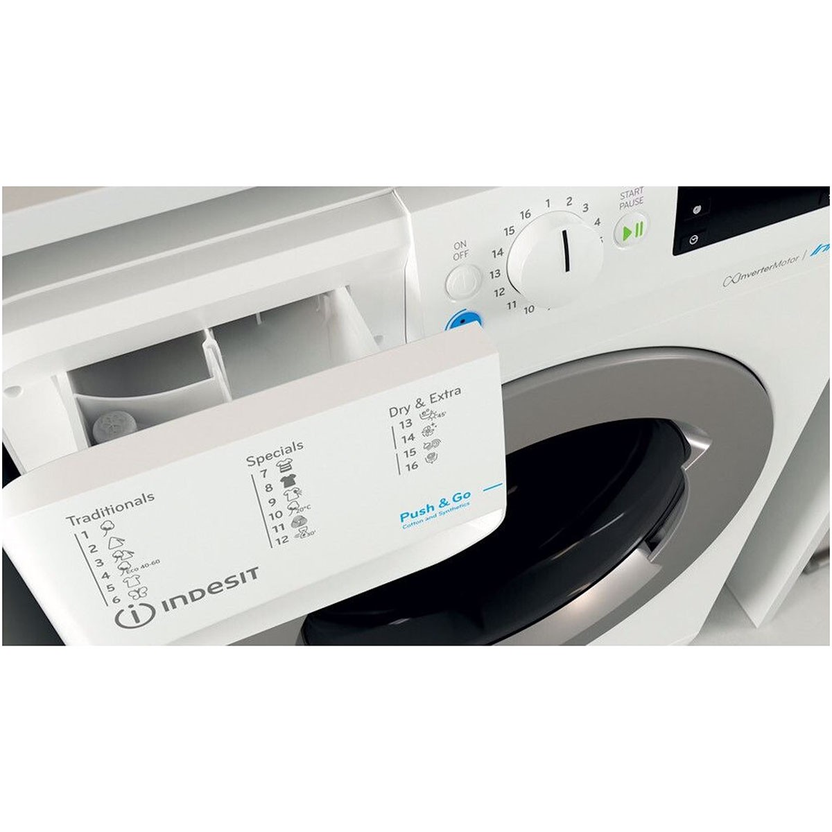 Nahaufnahme einer Indesit Waschmaschine mit Waschmittelschublade und Bedienfeld.