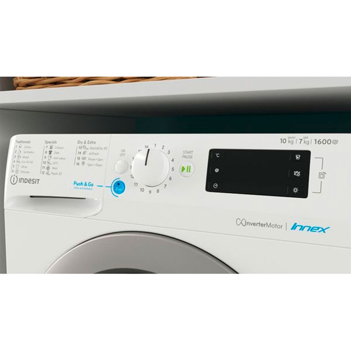 Nahaufnahme des Bedienfelds einer Indesit Waschmaschine, weiß, mit blauem 'Push & Go'-Knopf.