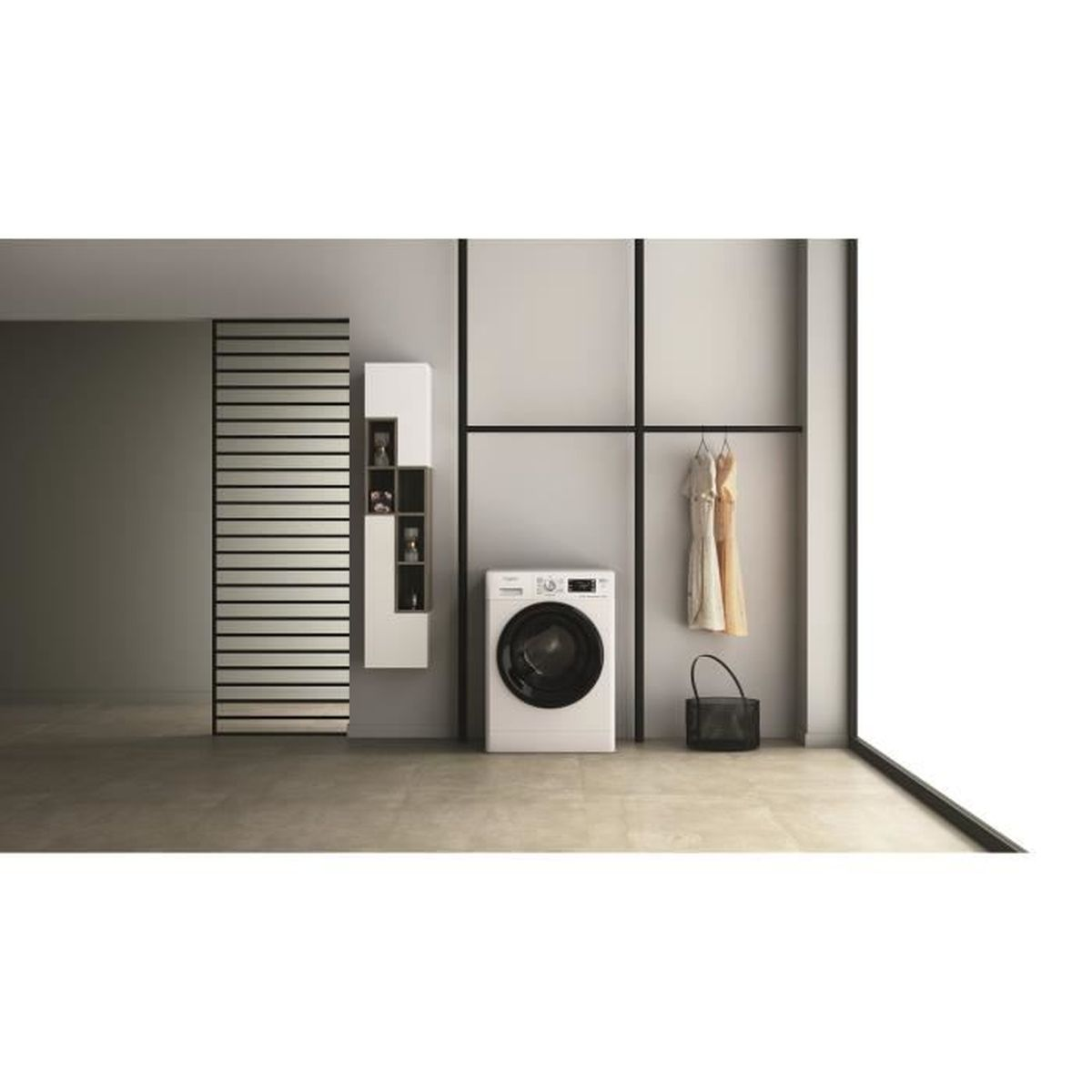Ein Waschraum mit Waschmaschine, Wandschrank und hängender Kleidung.