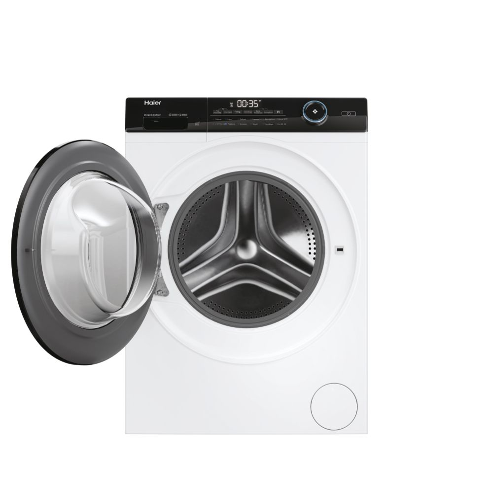 Lavatrice bianca con porta aperta. Cestello interno visibile. Logo Haier in alto.