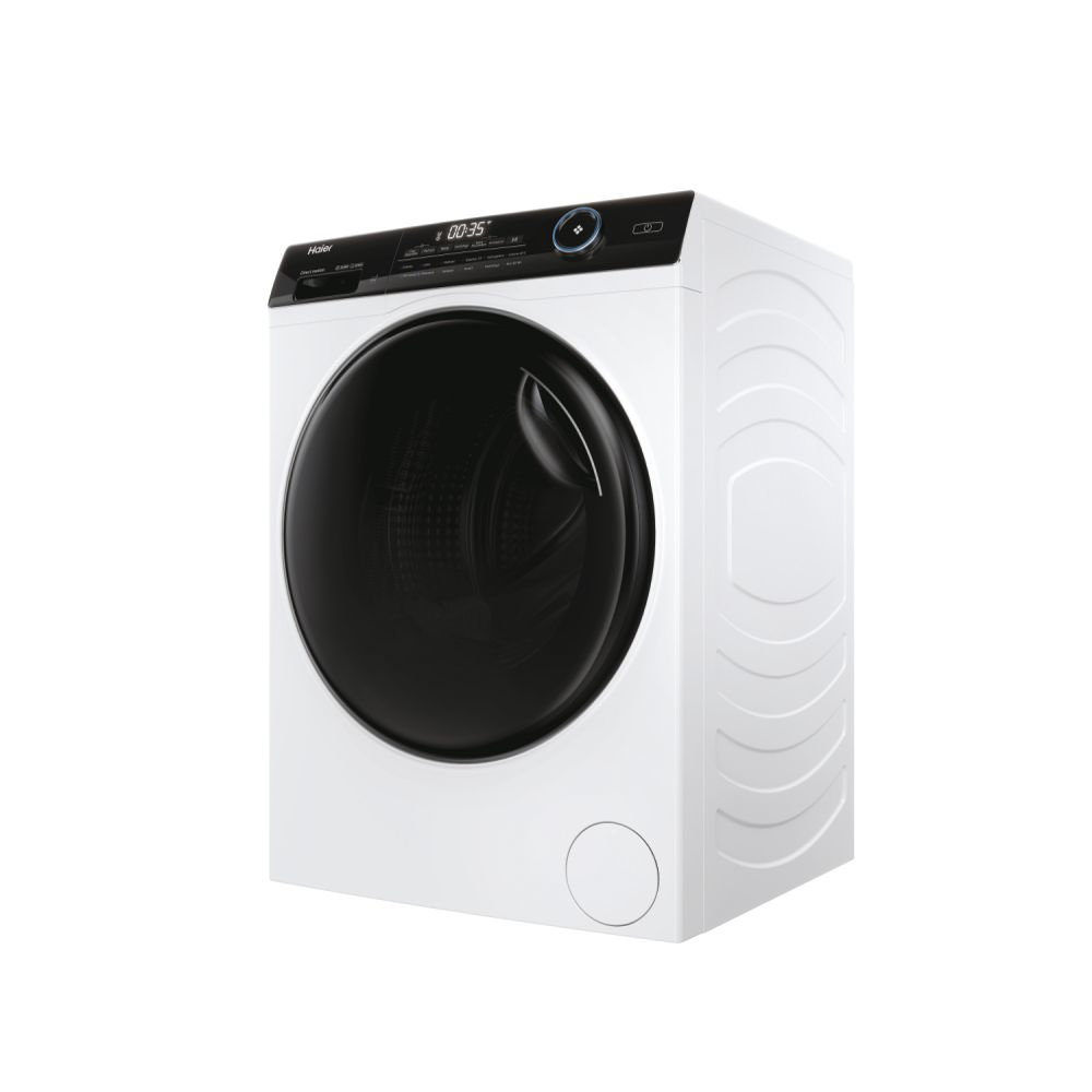 Una lavatrice Haier bianca è angolata su uno sfondo bianco. Ha una porta nera.