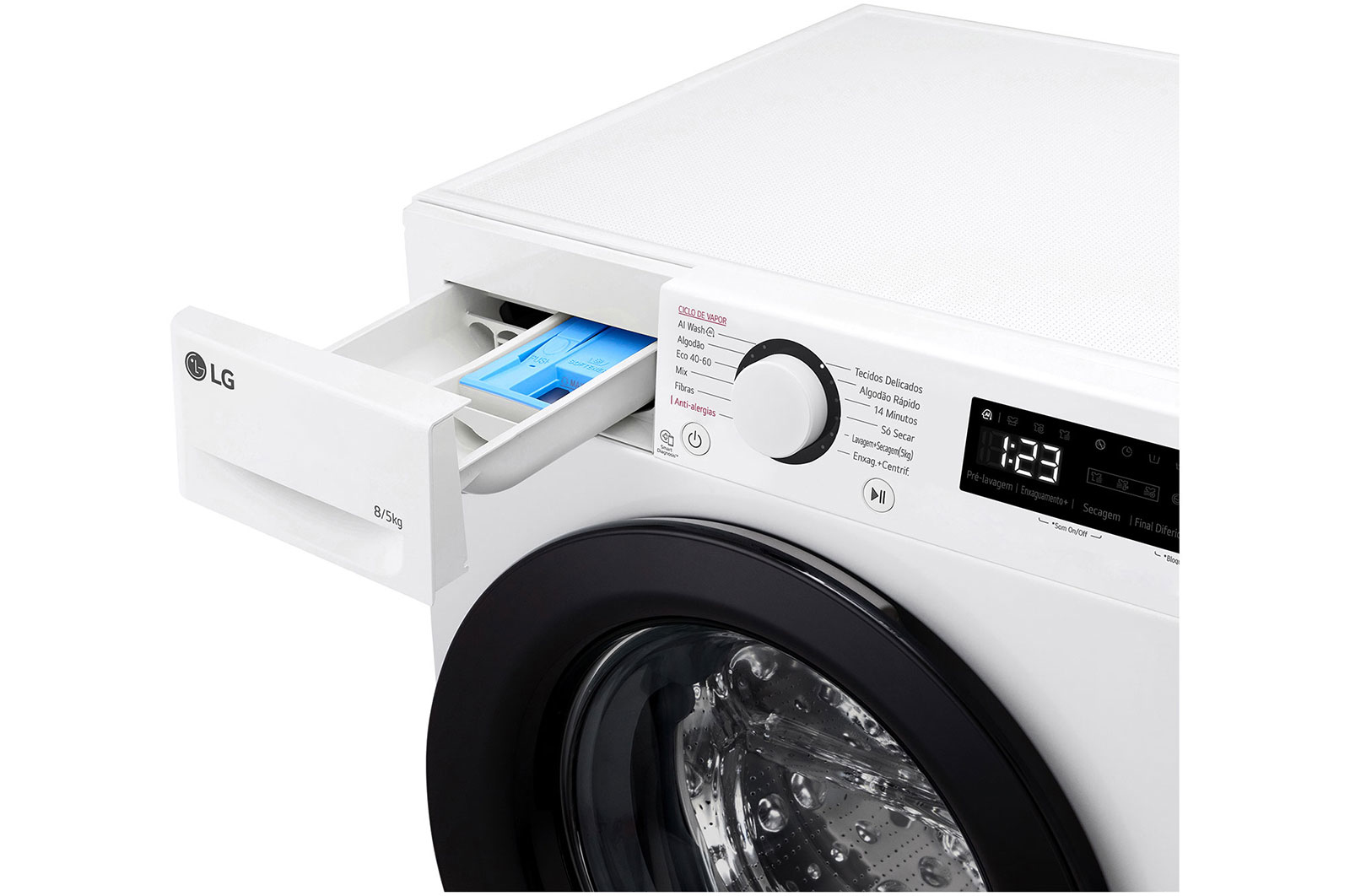 Weiße LG Waschmaschine mit geöffneter Waschmittelschublade, angewinkelte Ansicht, weißer Hintergrund.