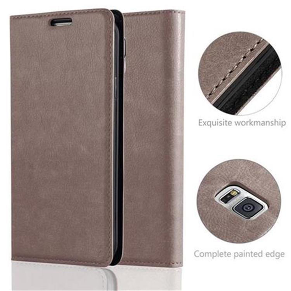 Una funda de teléfono marrón con detalles. Primeros planos muestran costuras y un recorte para la cámara.
