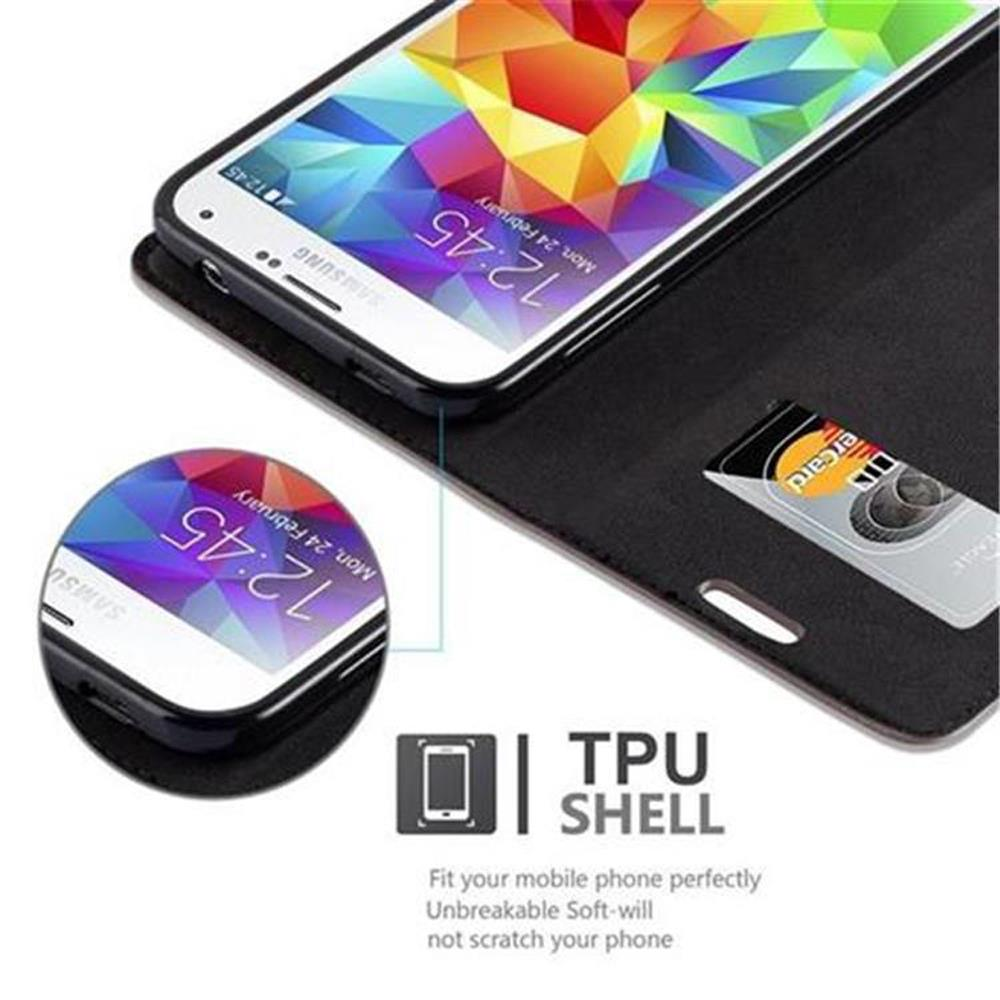 Primer plano de un teléfono en una funda negra. Una tarjeta de crédito es visible.