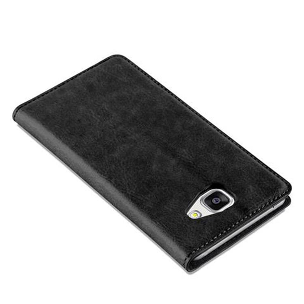 Funda negra de cuero para teléfono con cámara visible. Tiene una textura suave y un diseño sencillo.