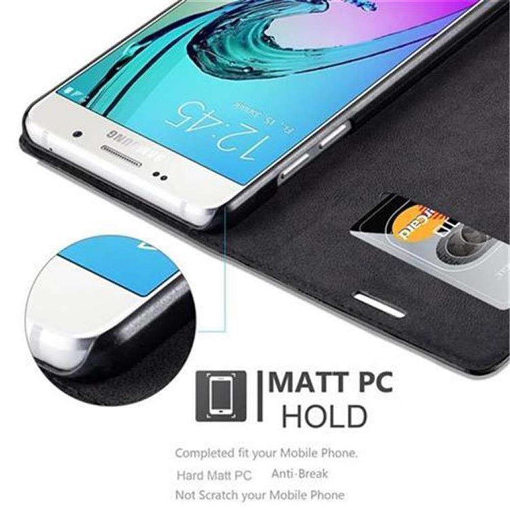 Smartphone en funda negra. Tarjeta de crédito en un bolsillo.