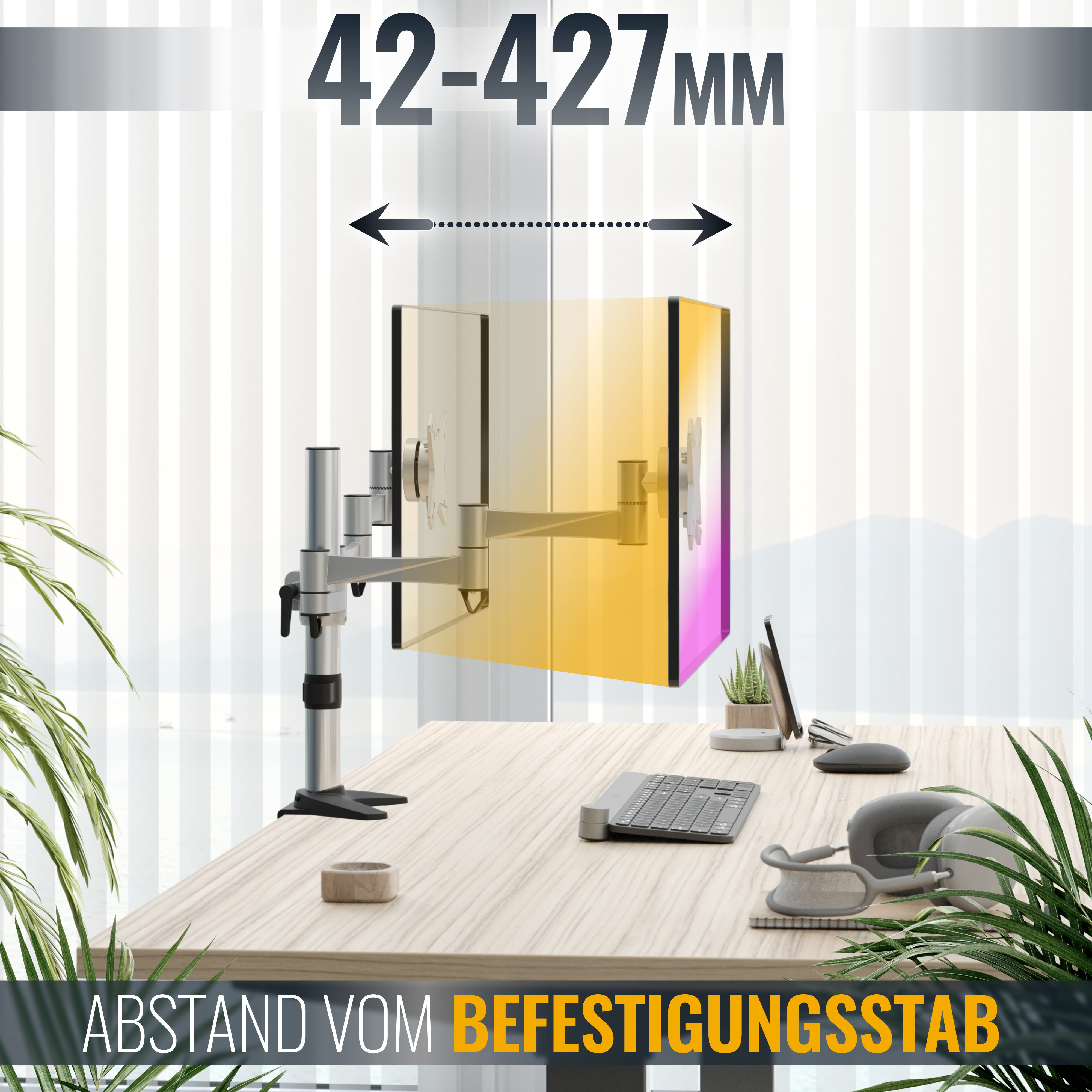 Monitorarm mit Monitor, Schreibtisch, Pflanzen und verschiedenen Objekten auf weißem Hintergrund.