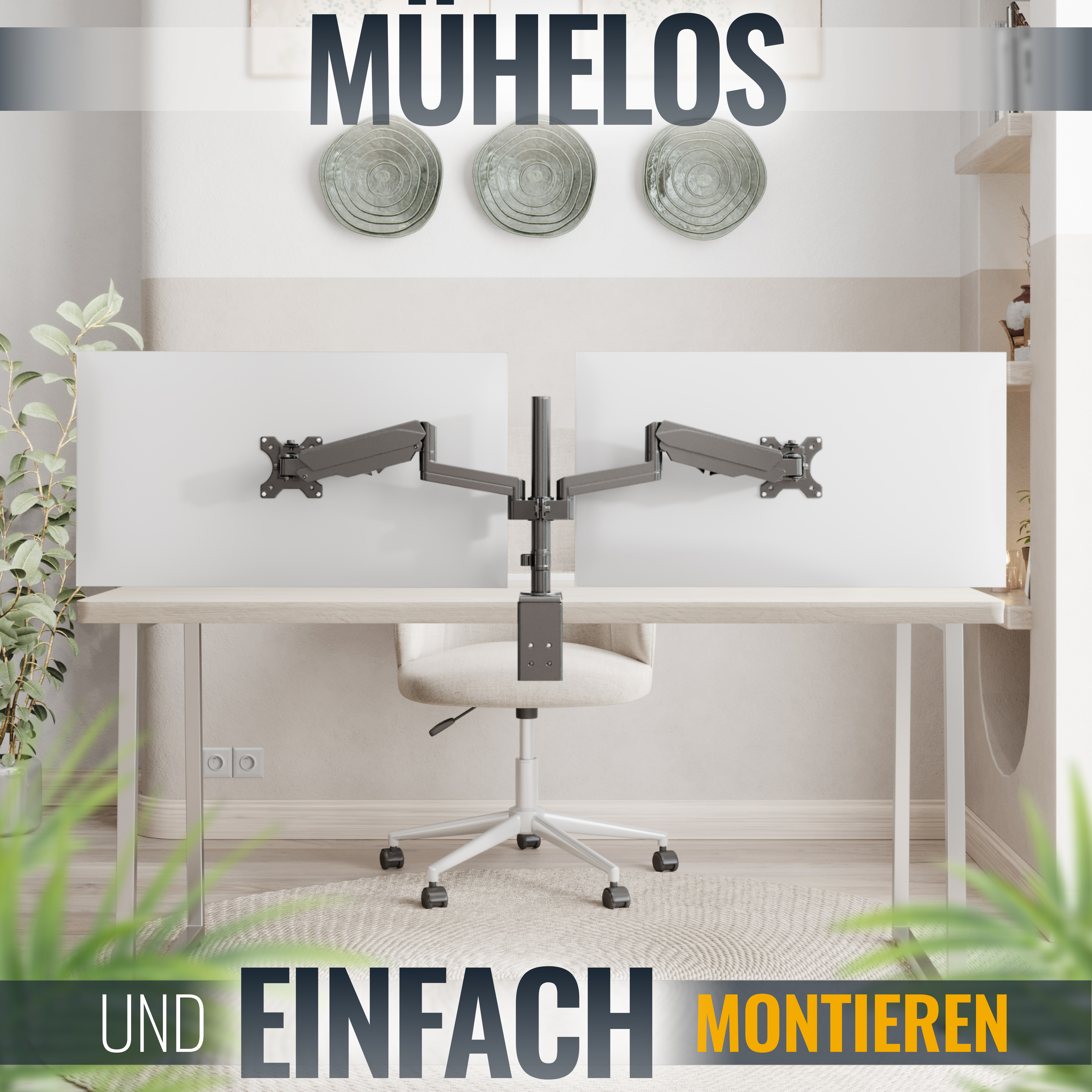 Ein Schreibtisch mit zwei an Armen montierten Monitoren, einem Stuhl und einigen Pflanzen.