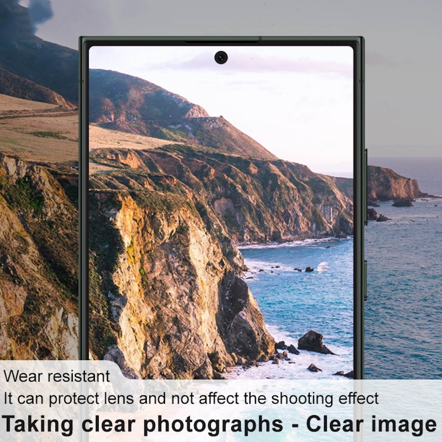 Un telefono con custodia, che mostra una vista costiera panoramica sullo schermo.