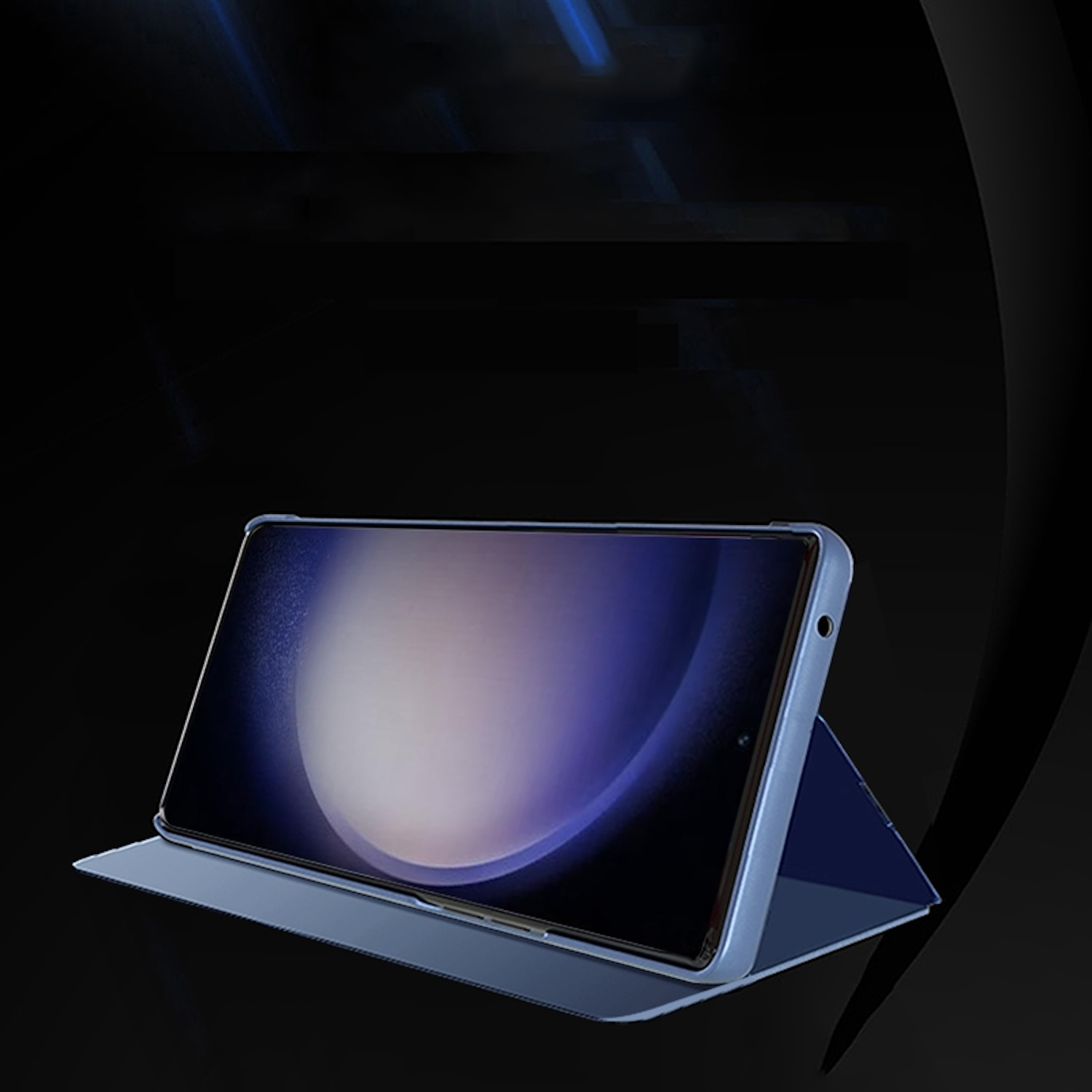 Una funda de teléfono azul con un teléfono abierto y un fondo negro.