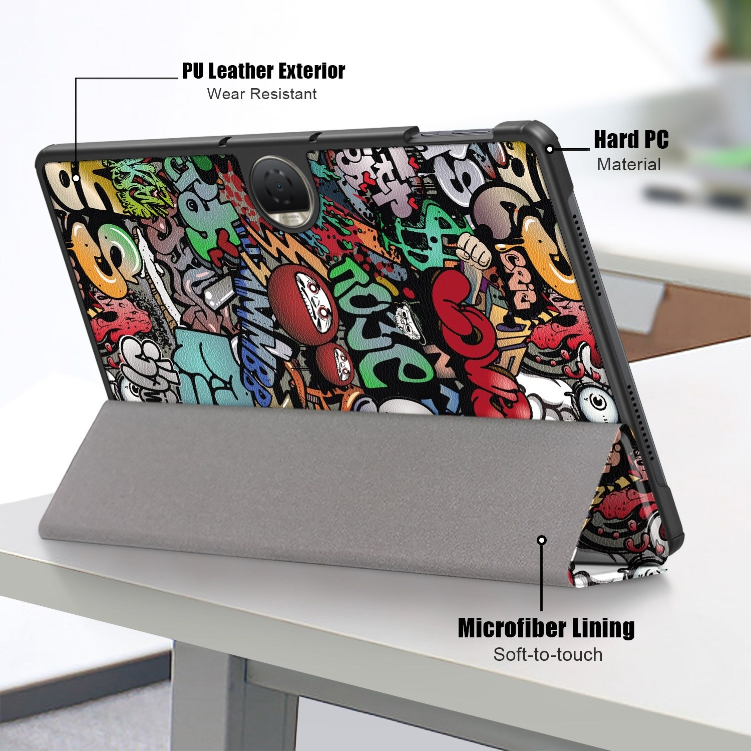 Una tableta con diseño de graffiti en un soporte sobre una mesa blanca.