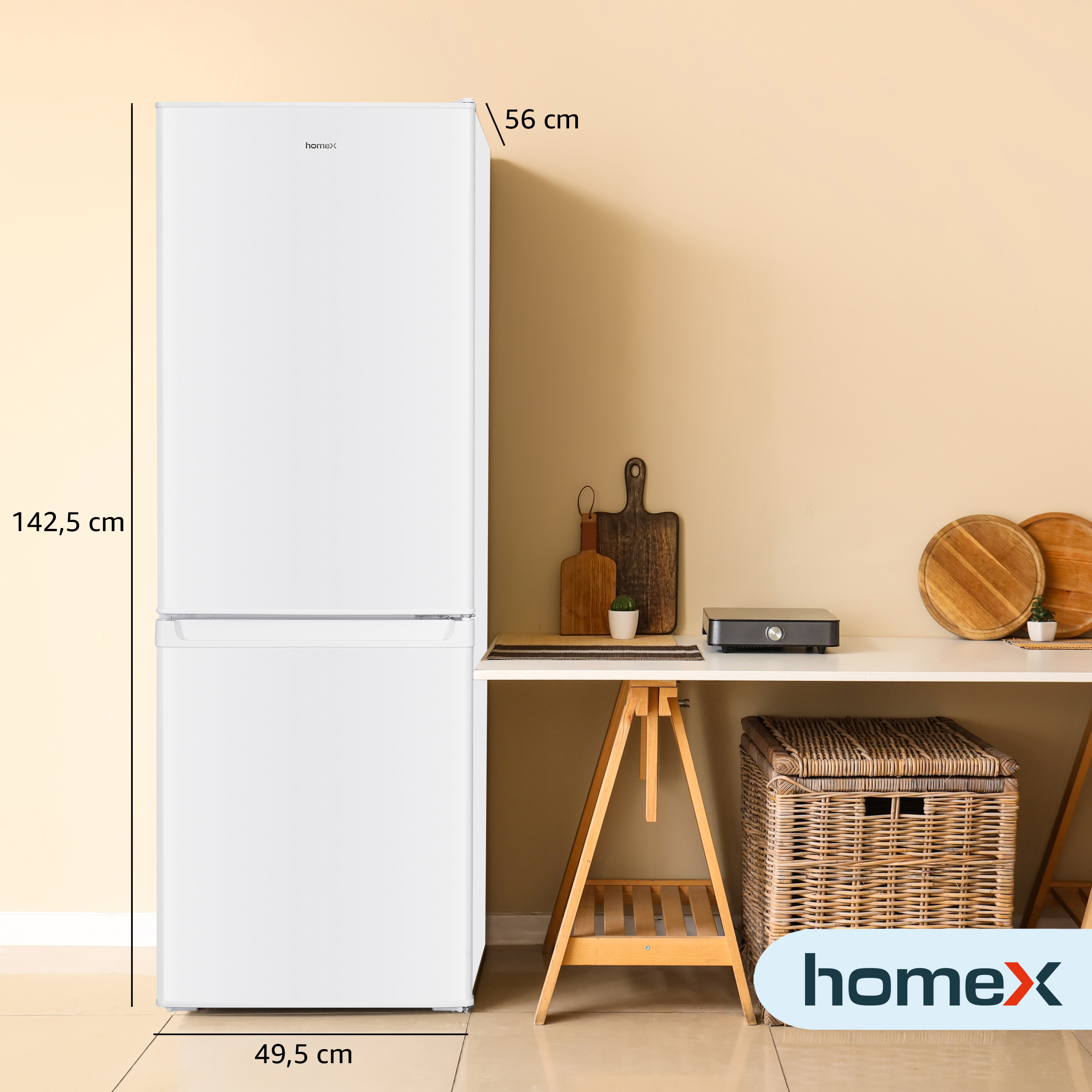 Weißer Kühlschrank, Maße beschriftet, an hellbeiger Wand. Ein Schreibtisch mit Holzrahmen und einem Weidenkorb.