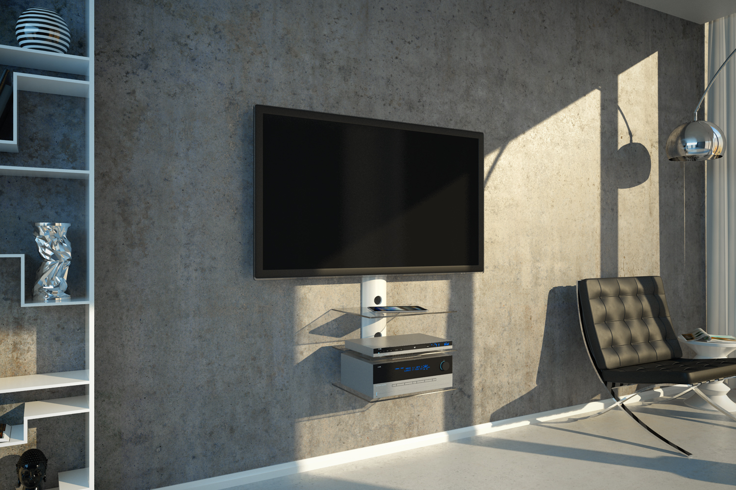 Fernseher an grauer Wand montiert. Darunter Regale mit Receiver und Gegenständen.