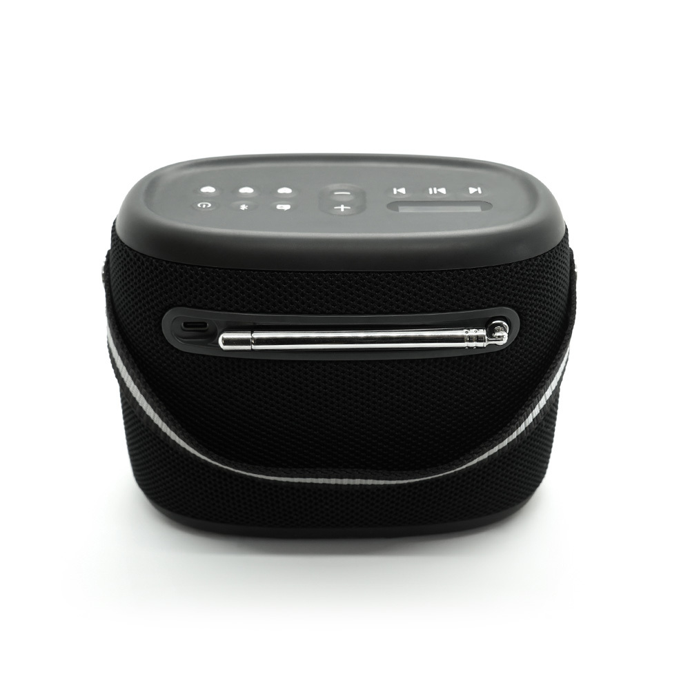Enceinte portable noire avec boutons sur le dessus et une sangle. Antenne visible sur le côté.