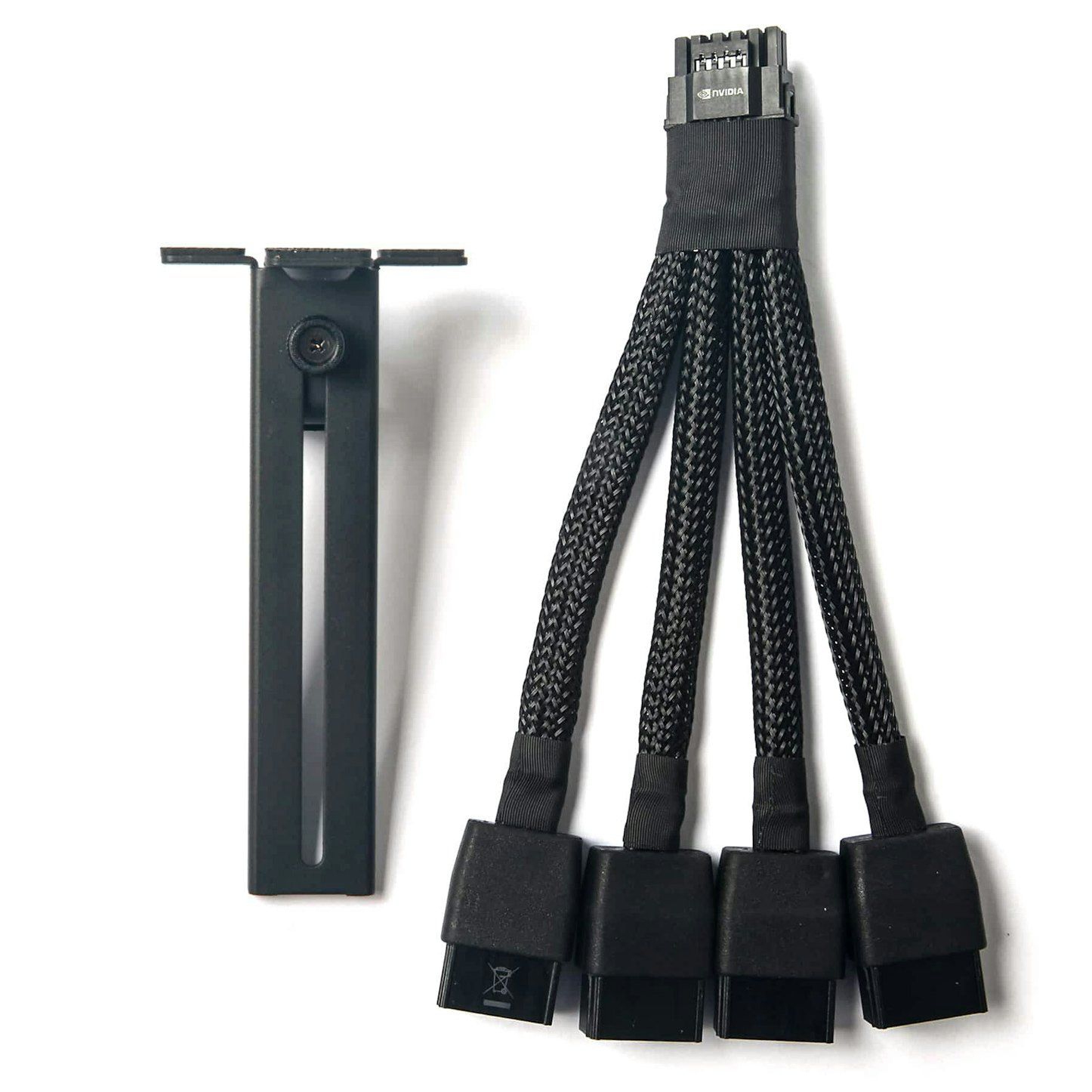 Czarny i srebrny adapter GPU, wspornik, czarne złącza, białe tło.