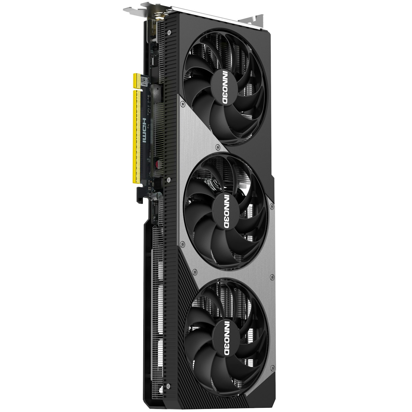 Karta graficzna z trzema czarnymi wentylatorami, srebrno-czarną obudową. Białe tło.