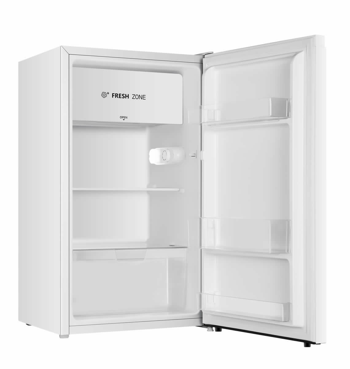 Un mini-frigorifero bianco con la porta aperta che rivela ripiani e una zona fresca.