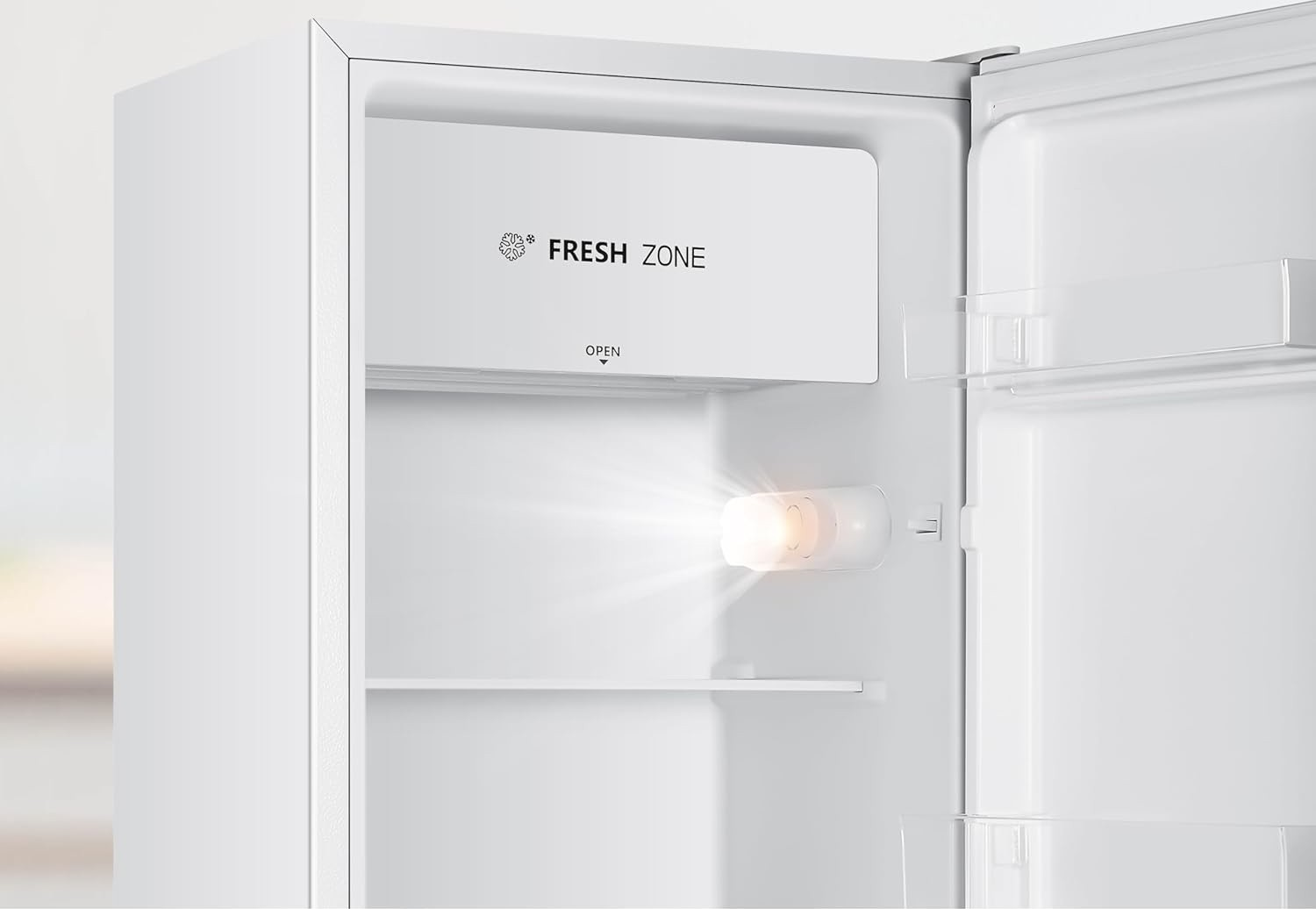 Interno frigorifero bianco con luce LED brillante, etichetta zona fresca.