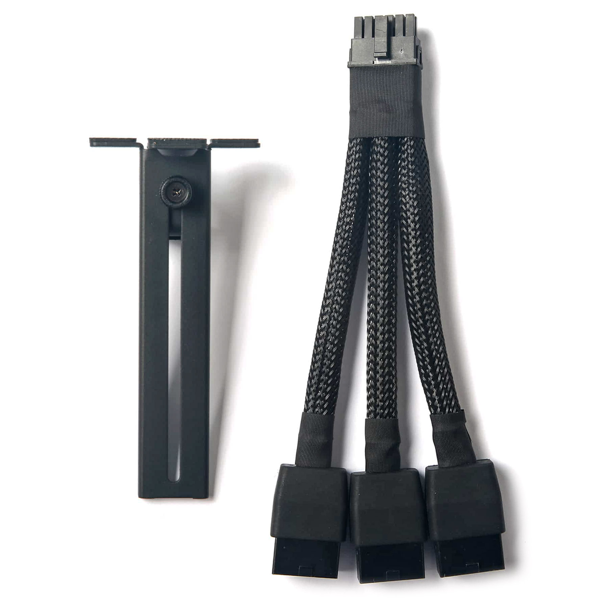 Czarny kabel zasilający GPU i wspornik na białym tle. Trzy złącza na kablu.