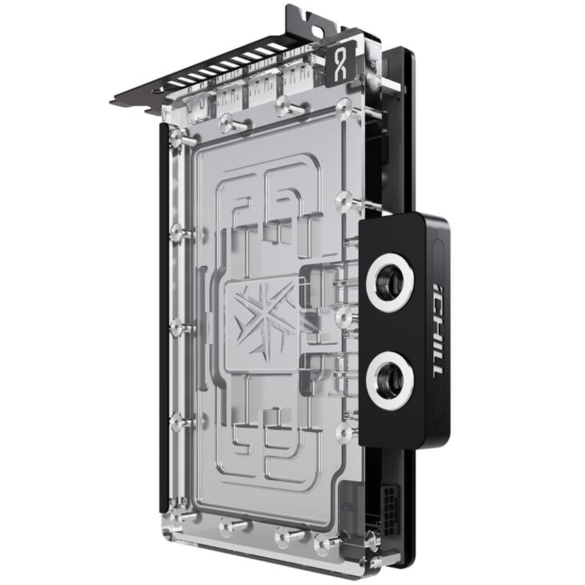 Blok chłodzenia wodnego z przezroczystym korpusem, czarnymi złączkami i srebrną metalową płytą.